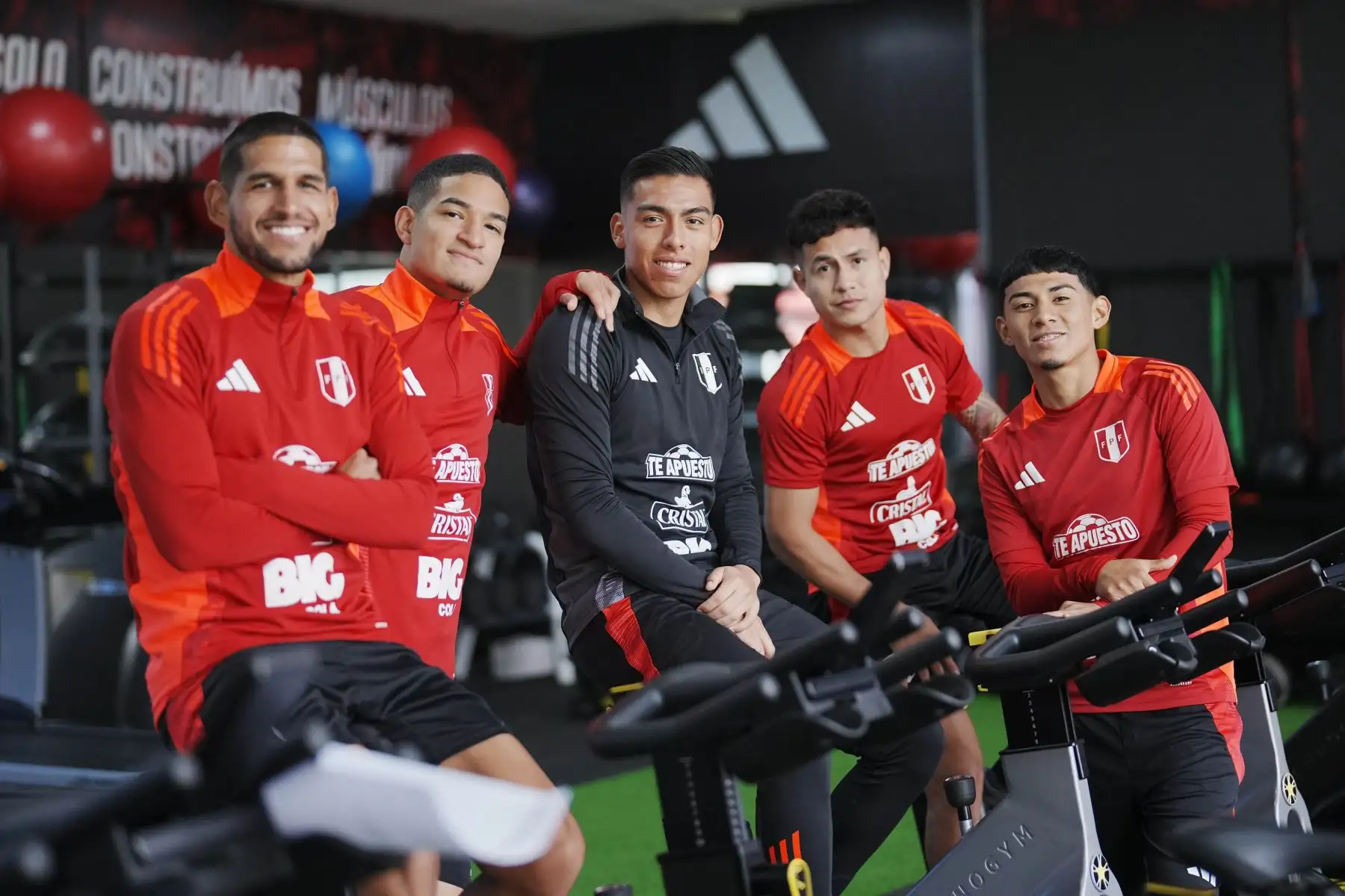 La selección peruana inició sus entrenamientos pensando en los próximos partidos de Eliminatorias ante Uruguay y Paraguay, respectivamente. El plantel trabajó en la Videna FPF bajo la dirección de Oscar Ibáñez. 
Foto: FPF