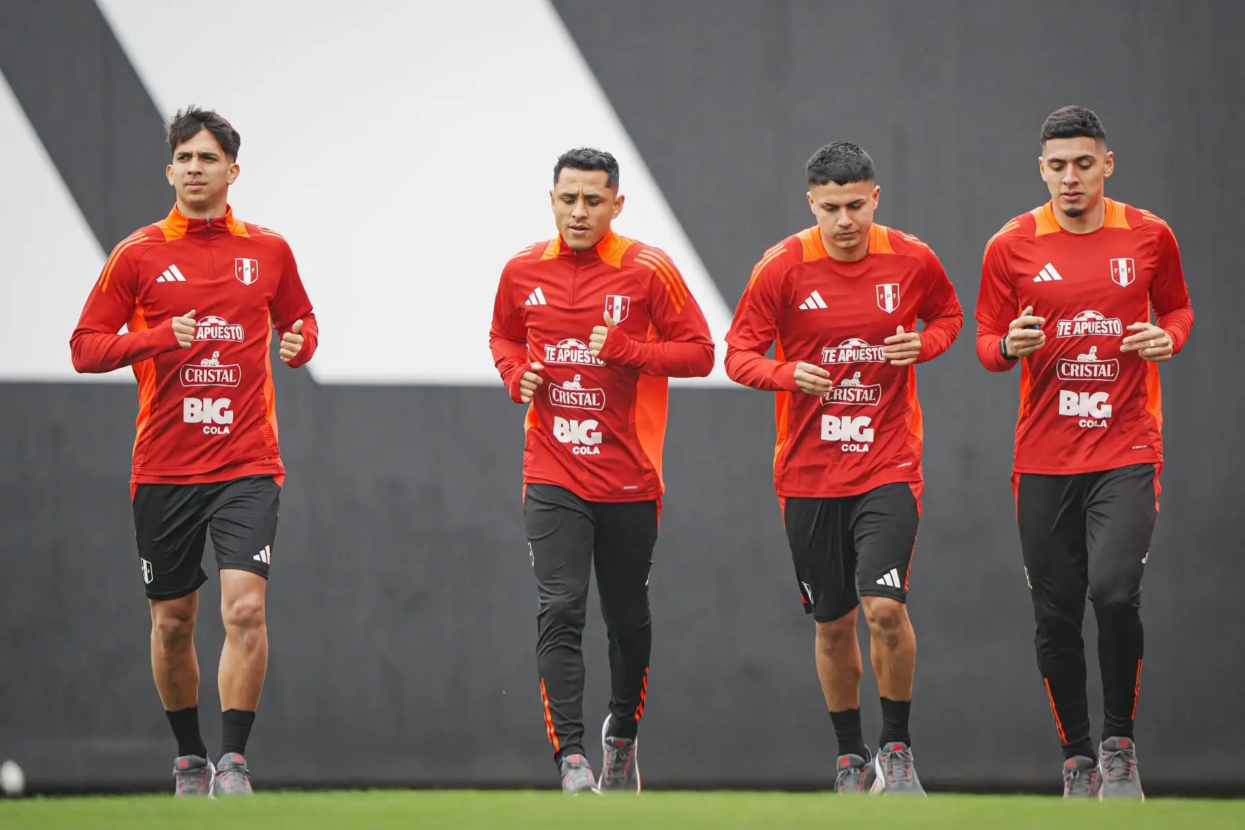 La selección peruana inició sus entrenamientos pensando en los próximos partidos de Eliminatorias ante Uruguay y Paraguay, respectivamente. El plantel trabajó en la Videna FPF bajo la dirección de Oscar Ibáñez. En la imagen, Yoshimar Yotún.
Foto: FPF