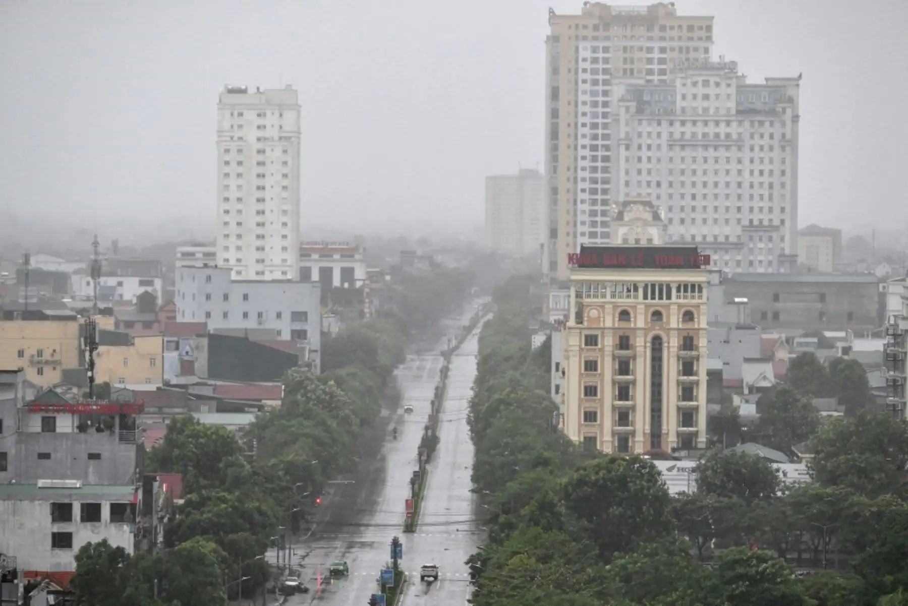 Algunos vehículos circulan por una carretera casi vacía en la ciudad de Vinh, provincia de Nghe An, el 25 de agosto de 2025, mientras se espera que el tifón Kajiki toque tierra. Decenas de miles de residentes fueron evacuados de la costa de Vietnam. Foto: AFP