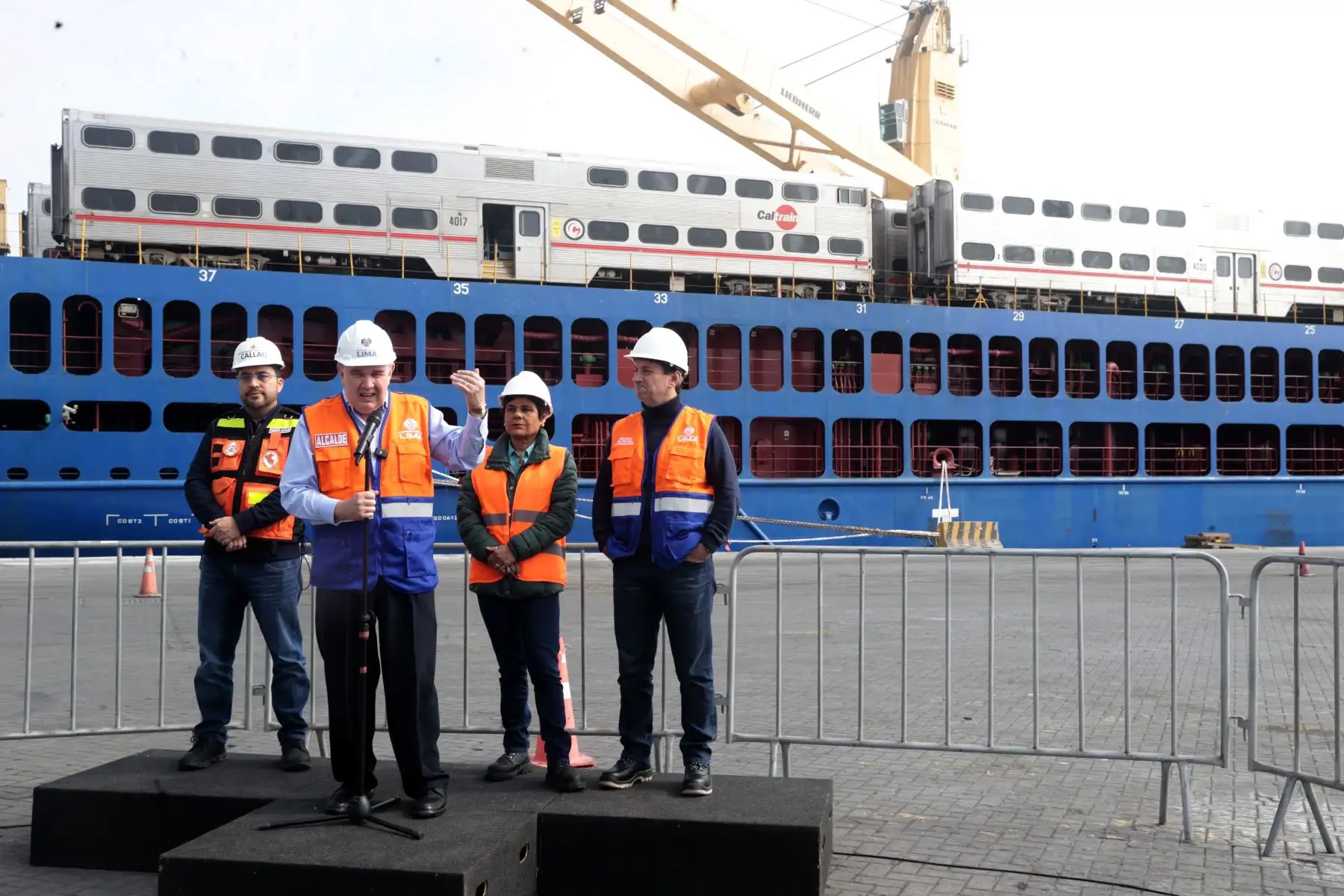 El alcalde de Lima, Rafael López Aliaga, recibe el segundo lote de trenes ruta Lima-Chosica  en el terminal del Callao. Foto: ANDINA/Vidal Tarqui