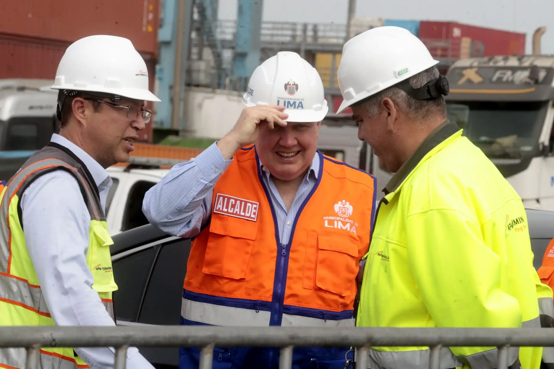 El alcalde de Lima, Rafael López Aliaga, recibe el segundo lote de trenes ruta Lima-Chosica  en el terminal del Callao. Foto: ANDINA/Vidal Tarqui