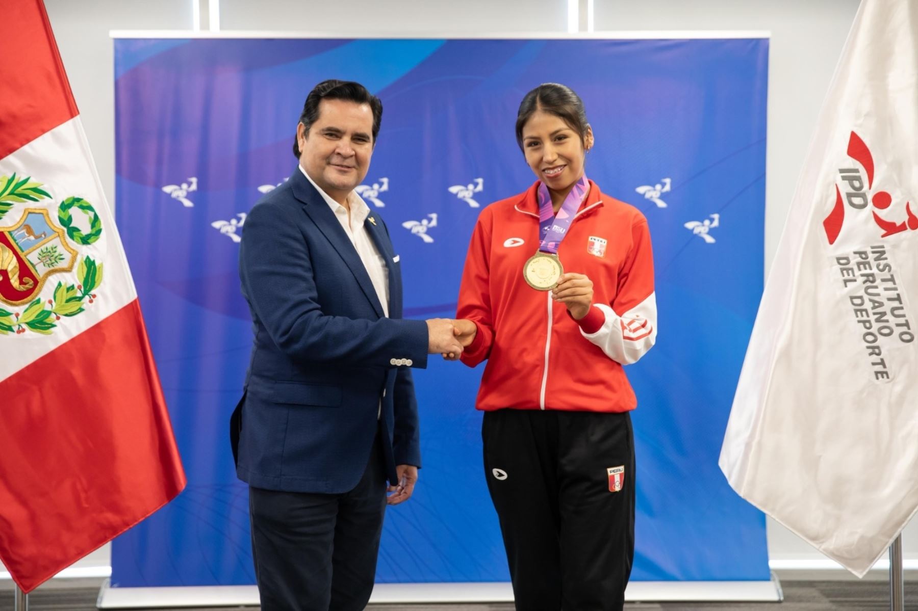La atleta Verónica Huacasi junto al presidente del Instituto Peruano del Deporte. Foto: IPD