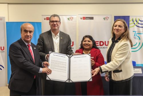 Gracias al concurso de la OEI, el sector recibirá 300 000 dólares para implementar el Servidor Escuela Mobile, una innovadora plataforma educativa offline que convierte tablets y celulares en servidores wifi portátiles. Foto: Minedu