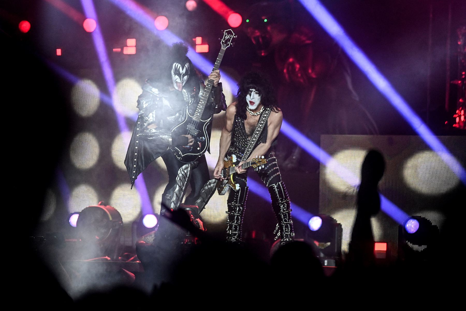 Stanley asumió el papel de intérprete principal en el escenario, mientras que Simmons se convirtió en la fuerza impulsora detrás de lo que se convirtió en una extensa franquicia de merchandising de Kiss.  Foto: AFP