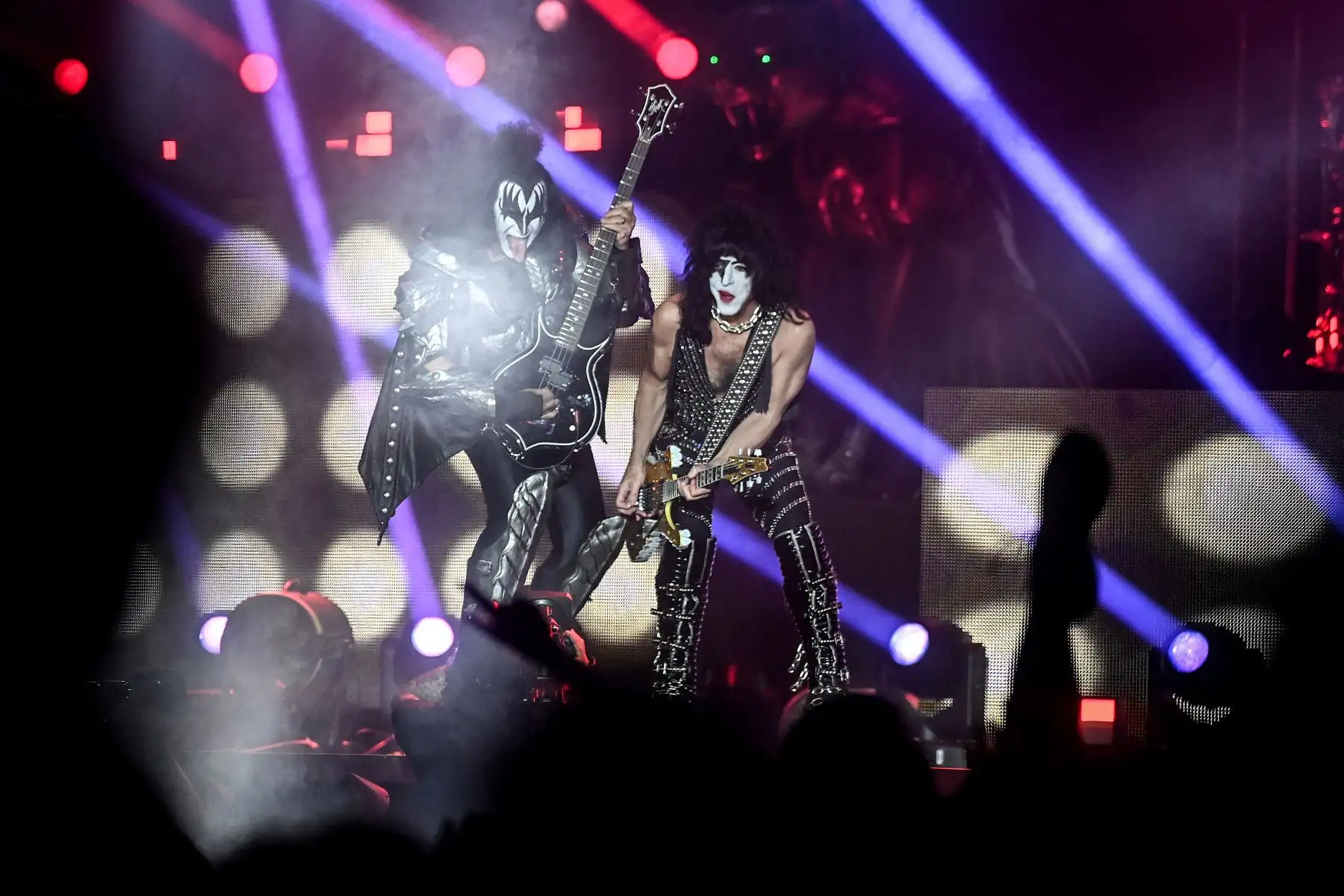 Stanley asumió el papel de intérprete principal en el escenario, mientras que Simmons se convirtió en la fuerza impulsora detrás de lo que se convirtió en una extensa franquicia de merchandising de Kiss.  Foto: AFP