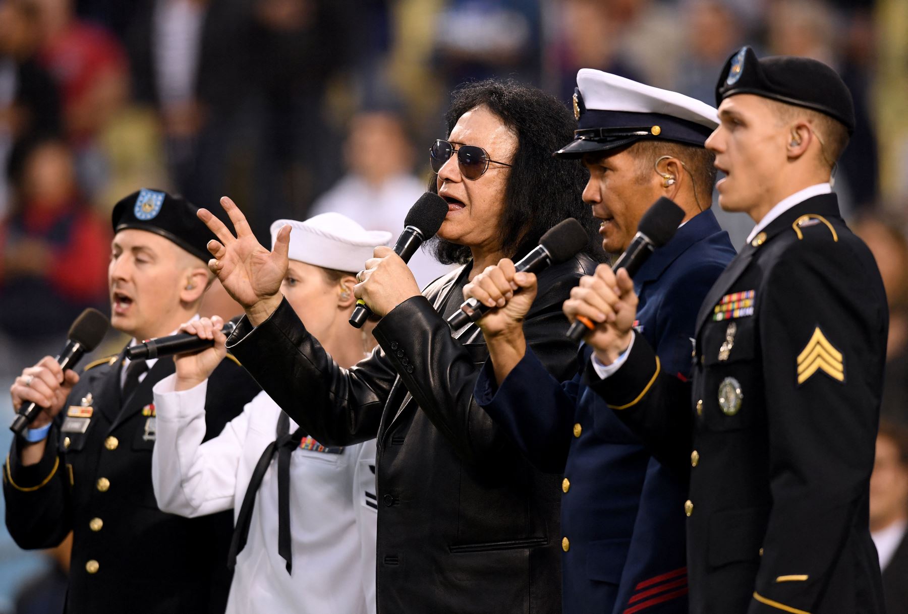 Gene Simmons canta el Himno Nacional antes del partido entre los Bravos de Atlanta y los Dodgers de Los Ángeles en el Dodger Stadium. Foto: AFP