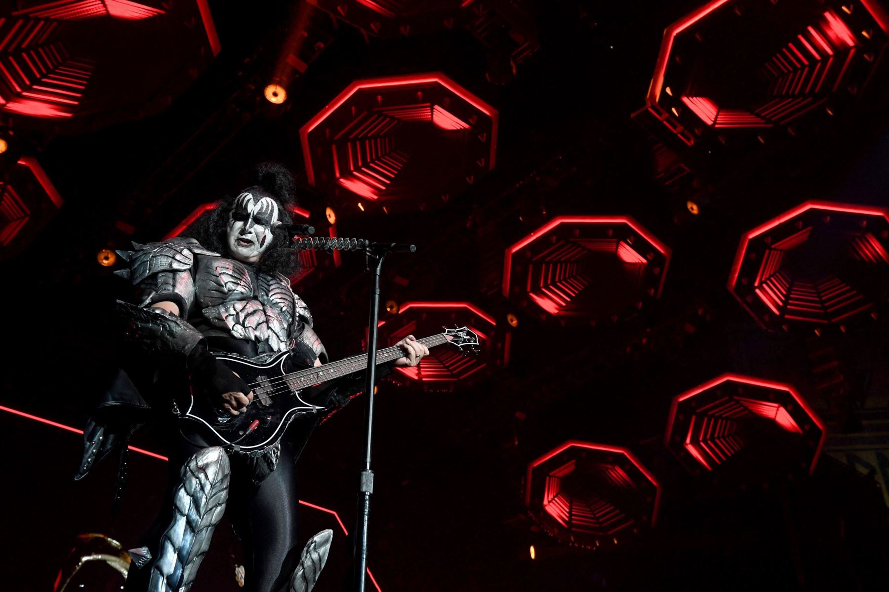 La sección del ojo de su maquillaje "Demon" con Kiss vino del diseño del ala del personaje de cómic Black Bolt. Foto: AFP