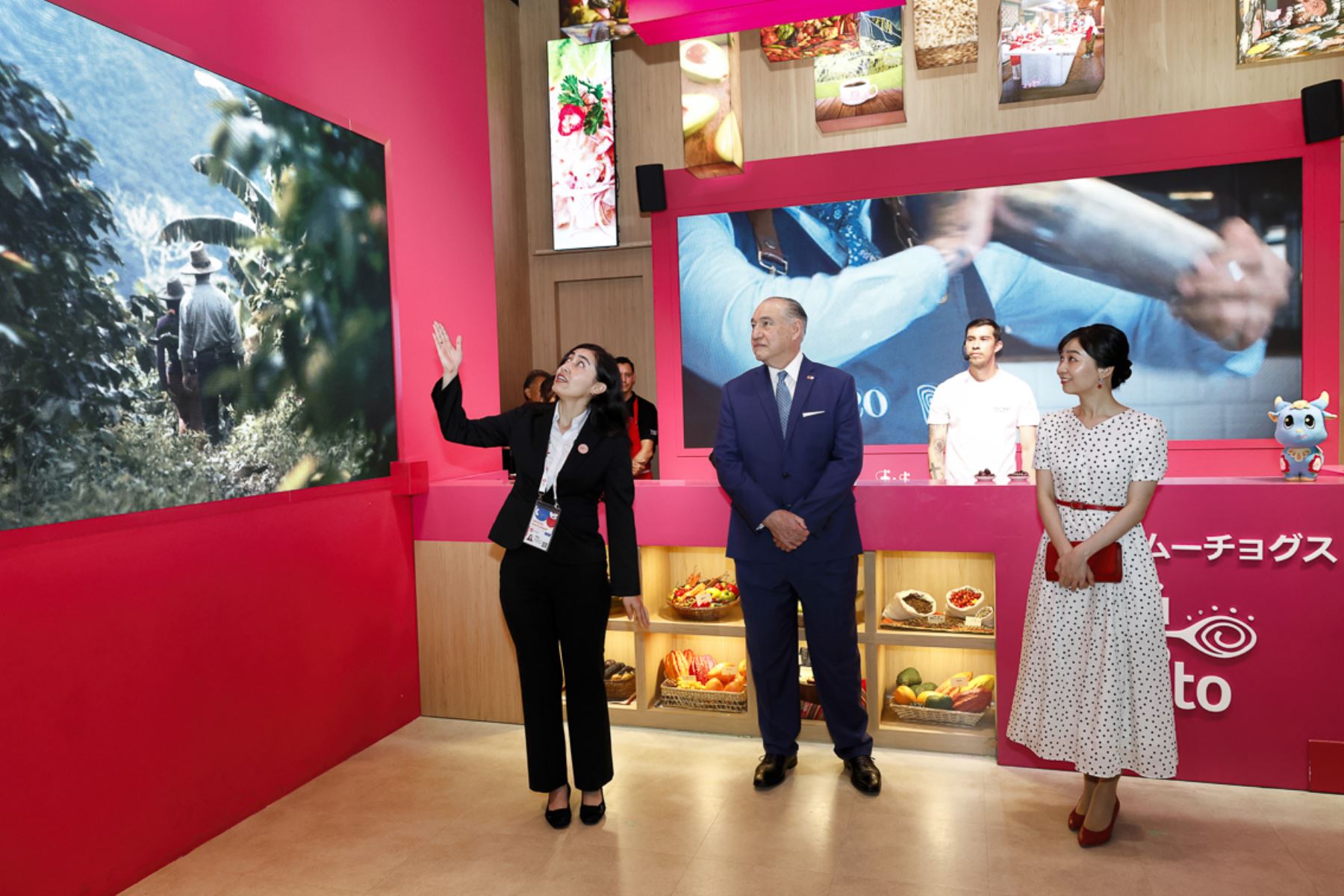 La princesa Kako de Akishino visitó el Pabellón de Perú en la Expo 2025 Osaka-Kansai, donde fue recibida por el embajador del Perú en Japón, Roberto Seminario.  Foto: ANDINA/Difusión