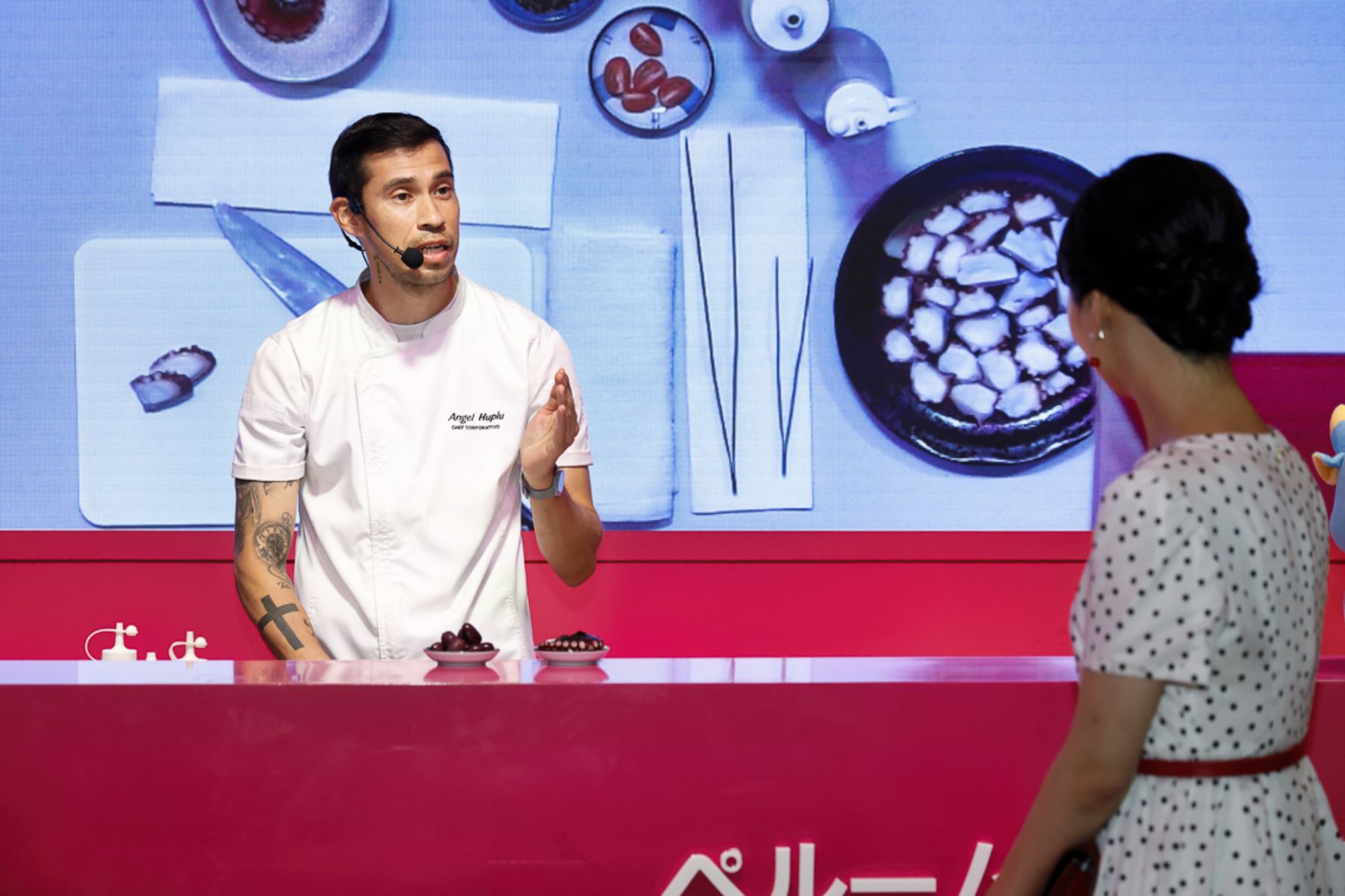 Su alteza imperial tuvo la oportunidad de participar en una demostración gastronómica en vivo a cargo del chef peruano Ángel Hupiu. El chef le explicó la preparación del pulpo al olivo, un plato tradicional que ejemplifica la fusión culinaria nikkei, combinando la identidad de la costa peruana con técnicas de la cocina japonesa.  Foto: ANDINA/Difusión