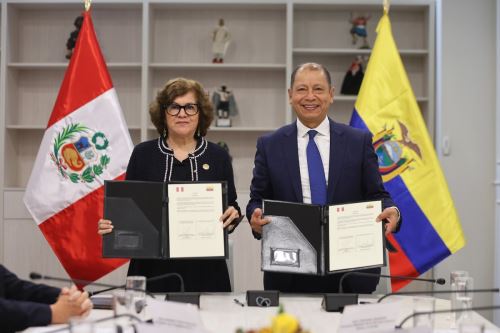 Ministra del Trabajo de Ecuador, Ivonne Núñez, y el ministro de Trabajo y Promoción del Empleo, Daniel Maurate, firmaron convenio para impulsar la formalización laboral. Foto: Cortesía.