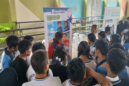 Según el plan del programa del Minedu se aplican estrategias de visitas a colegios, participación en ferias y alianzas con instituciones.