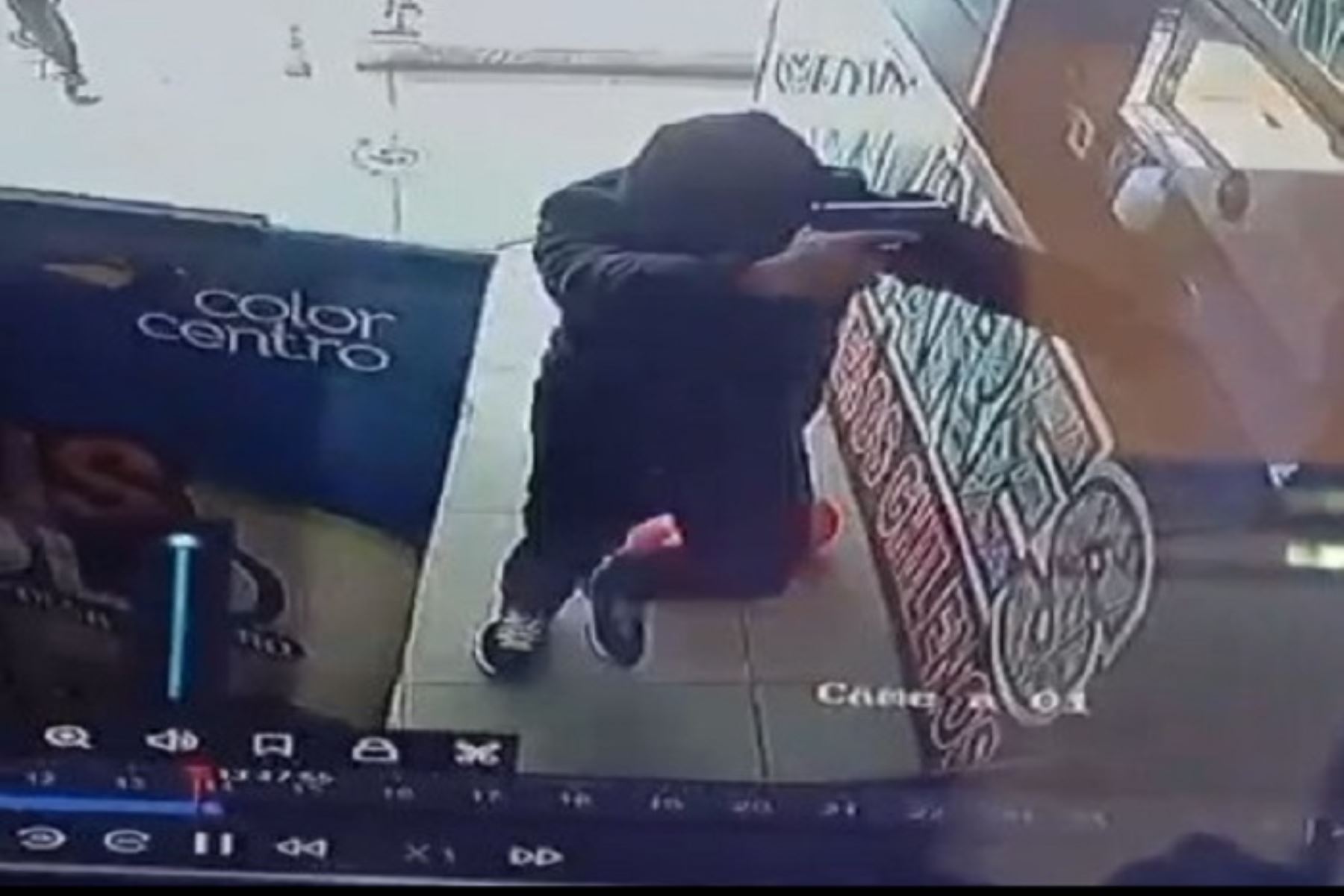 El jefe de la Región Policial de Arequipa, general Olger Benavides, no descartó que los detenidos estén involucrados en otros dos asaltos a agencias bancaria en Lima, tema que está en investigación.
