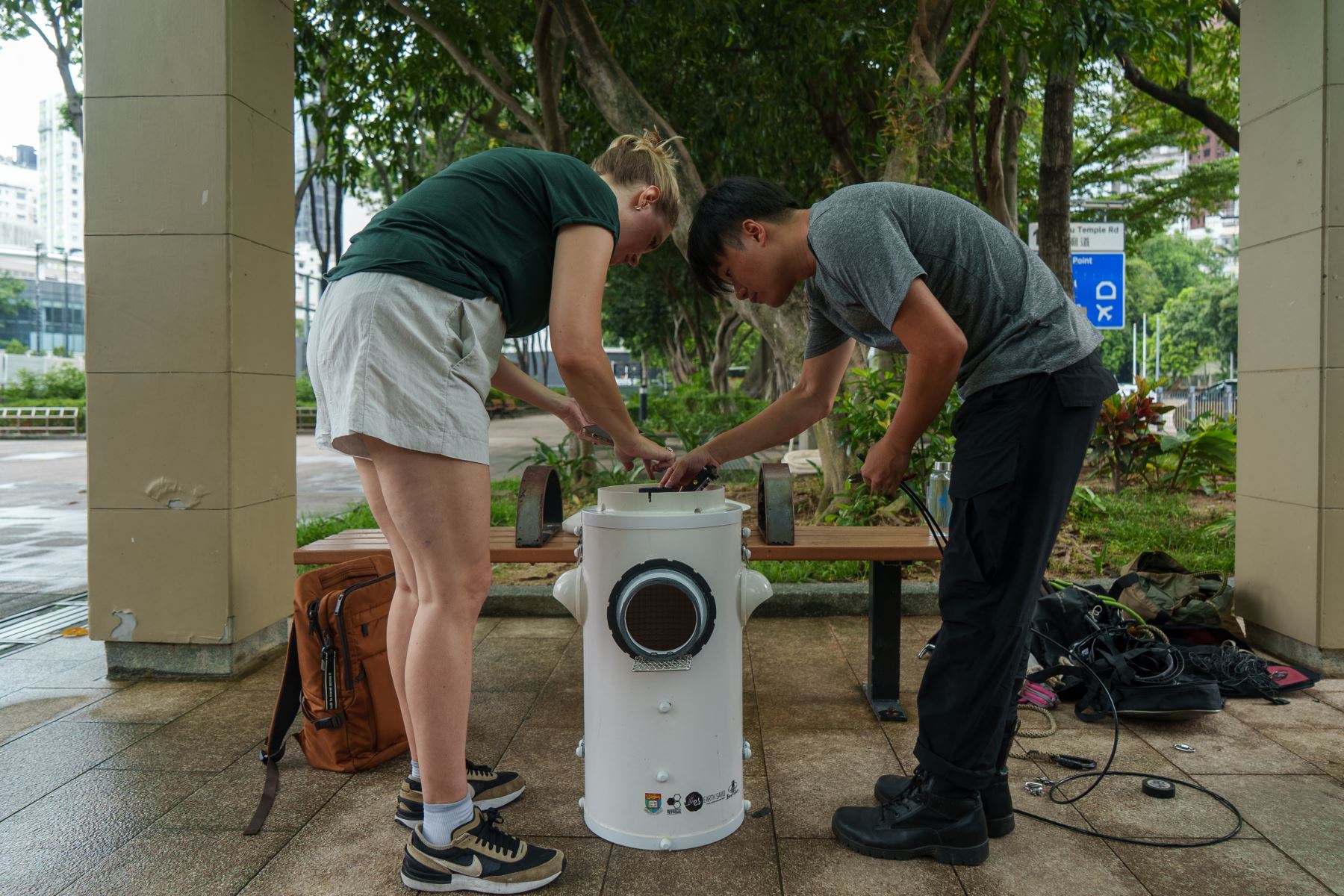 Astrid Andersson, investigadora postdoctoral de la Universidad de Hong Kong, y el diseñador de hábitat para animales urbanos Harry Wong preparan un nido de pájaro artificial equipado con una cámara, que se instalará en un árbol de algodón en el Parque Victoria en Causeway Bay, Hong Kong. AFP