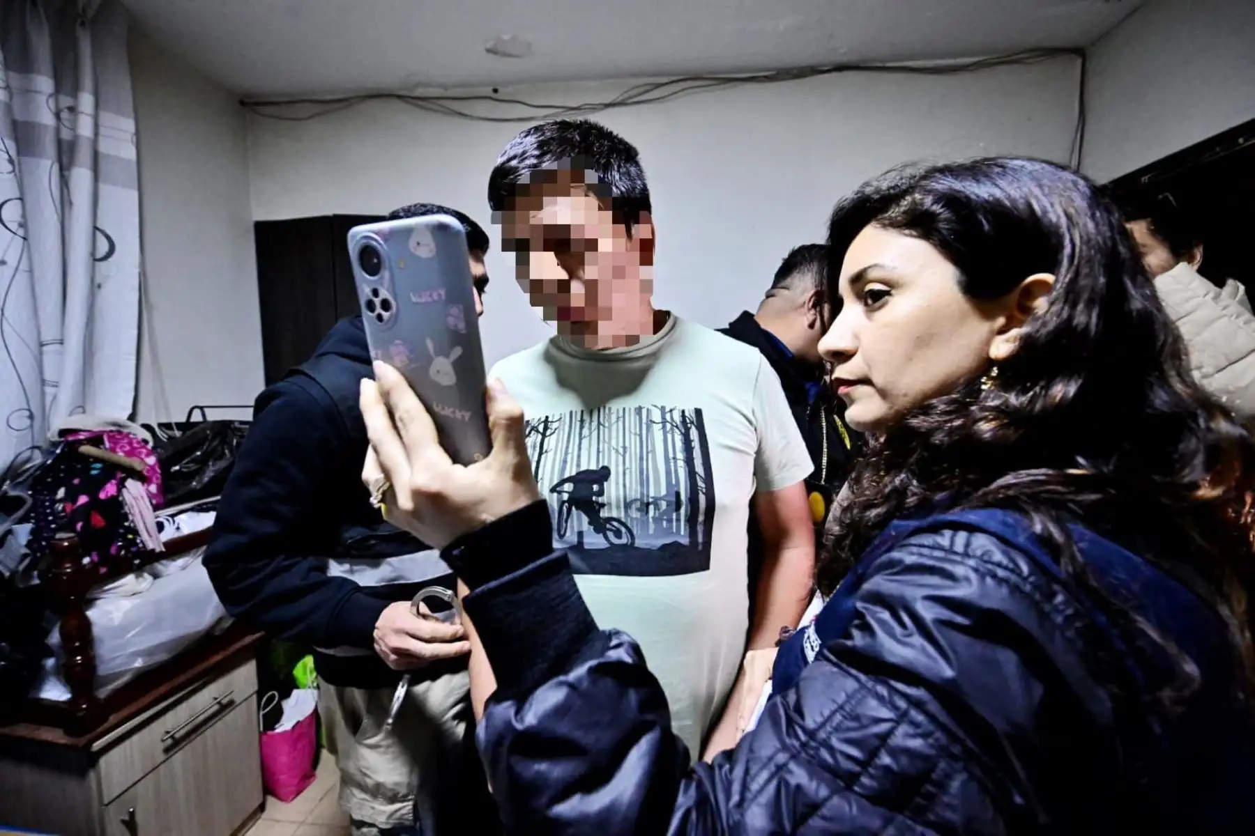 La Fiscalía Especializada en Delitos de Trata de Personas de Lima Centro consiguió la detención preliminar judicial de R. A. D., investigado por el presunto delito de pornografía infantil, durante un operativo realizado en un inmueble de Chosica. También se viene efectuando el rescate de cuatro menores de edad.
Foto: Ministerio Público