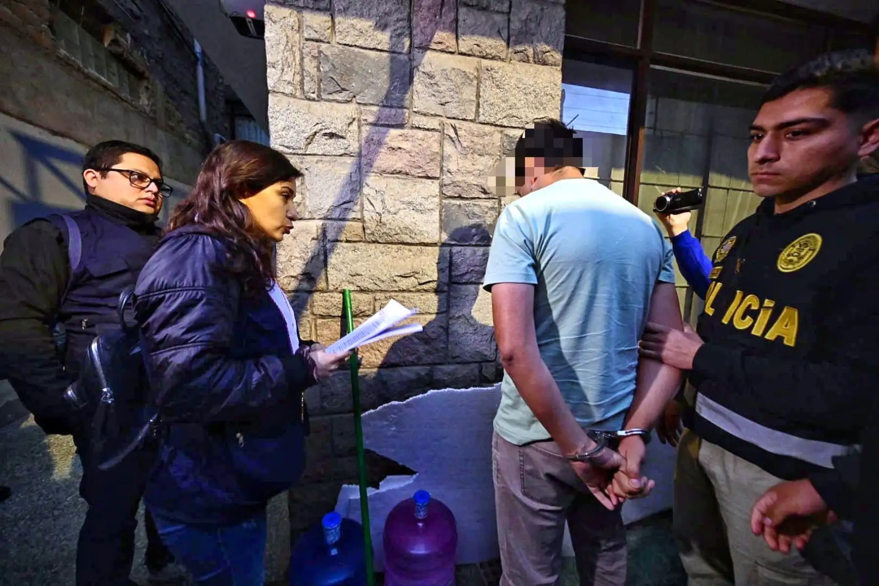 La Fiscalía Especializada en Delitos de Trata de Personas de Lima Centro consiguió la detención preliminar judicial de R. A. D., investigado por el presunto delito de pornografía infantil, durante un operativo realizado en un inmueble de Chosica. También se viene efectuando el rescate de cuatro menores de edad.
Foto: Ministerio Público