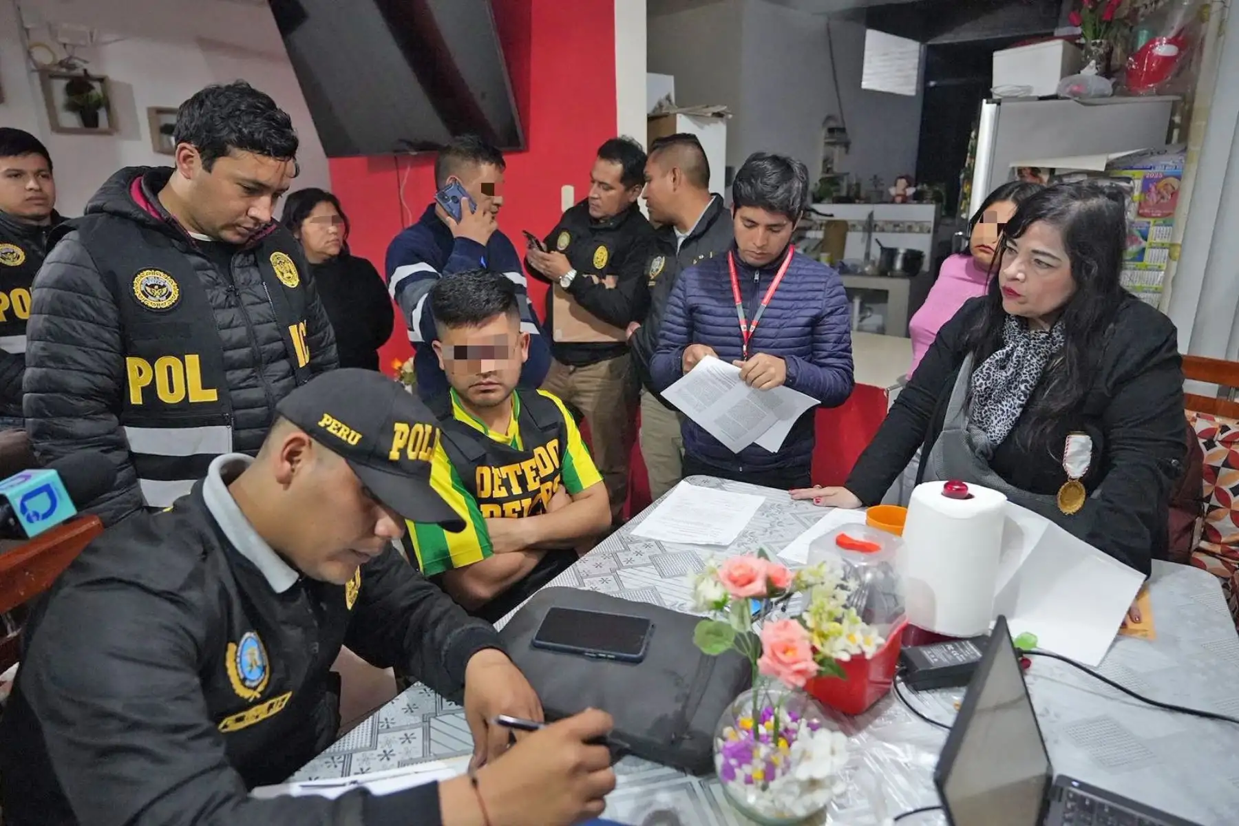 La diligencia está a cargo de la fiscal provincial Janett Marilú Mendoza Benel, junto con tres fiscales adjuntos especializados, en coordinación con el Departamento de Ciberprotección Infantil de la Policía Nacional y la organización internacional cooperante Aerial Recovery, institución que colabora para el rescate de víctimas de trata, especialmente niñas y niños.
Foto: Ministerio Público