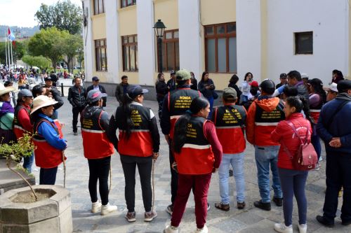 Ronderos cajamarquinos realizan plantón en las afueras de la Dirincri. Foto: ANDINA/Difusión