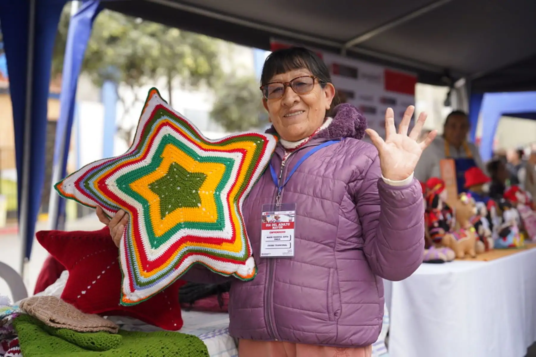 Durante la feria, adultos mayores provenientes de distintas zonas de Lima compartieron con orgullo sus productos, conocimientos ancestrales y propuestas de negocio, demostrando que el talento y la sabiduría no tienen fecha de vencimiento. Cada rostro, cada historia y cada emprendimiento es testimonio de resiliencia y amor por el país. 
 Foto: ANDINA/ Difusión