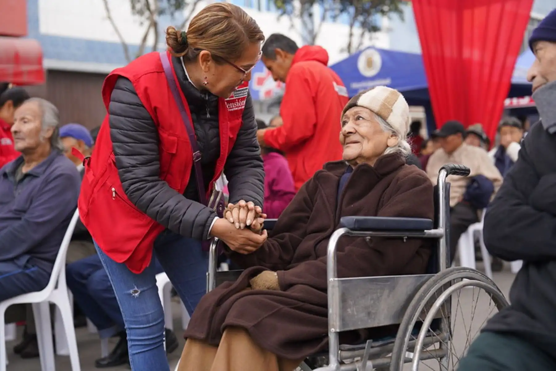 Durante la feria, adultos mayores provenientes de distintas zonas de Lima compartieron con orgullo sus productos, conocimientos ancestrales y propuestas de negocio, demostrando que el talento y la sabiduría no tienen fecha de vencimiento. Cada rostro, cada historia y cada emprendimiento es testimonio de resiliencia y amor por el país. Foto: ANDINA/ Difusión