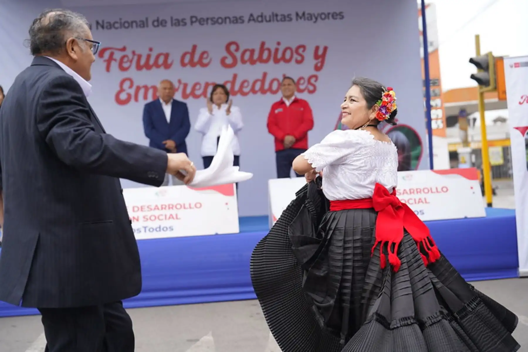 Ministra Fanny Montellanos inauguró la “Feria de Sabios y Emprendedores” en Breña, junto a adultos mayores que demostraron que la edad no limita los sueños. Foto: ANDINA/ Difusión