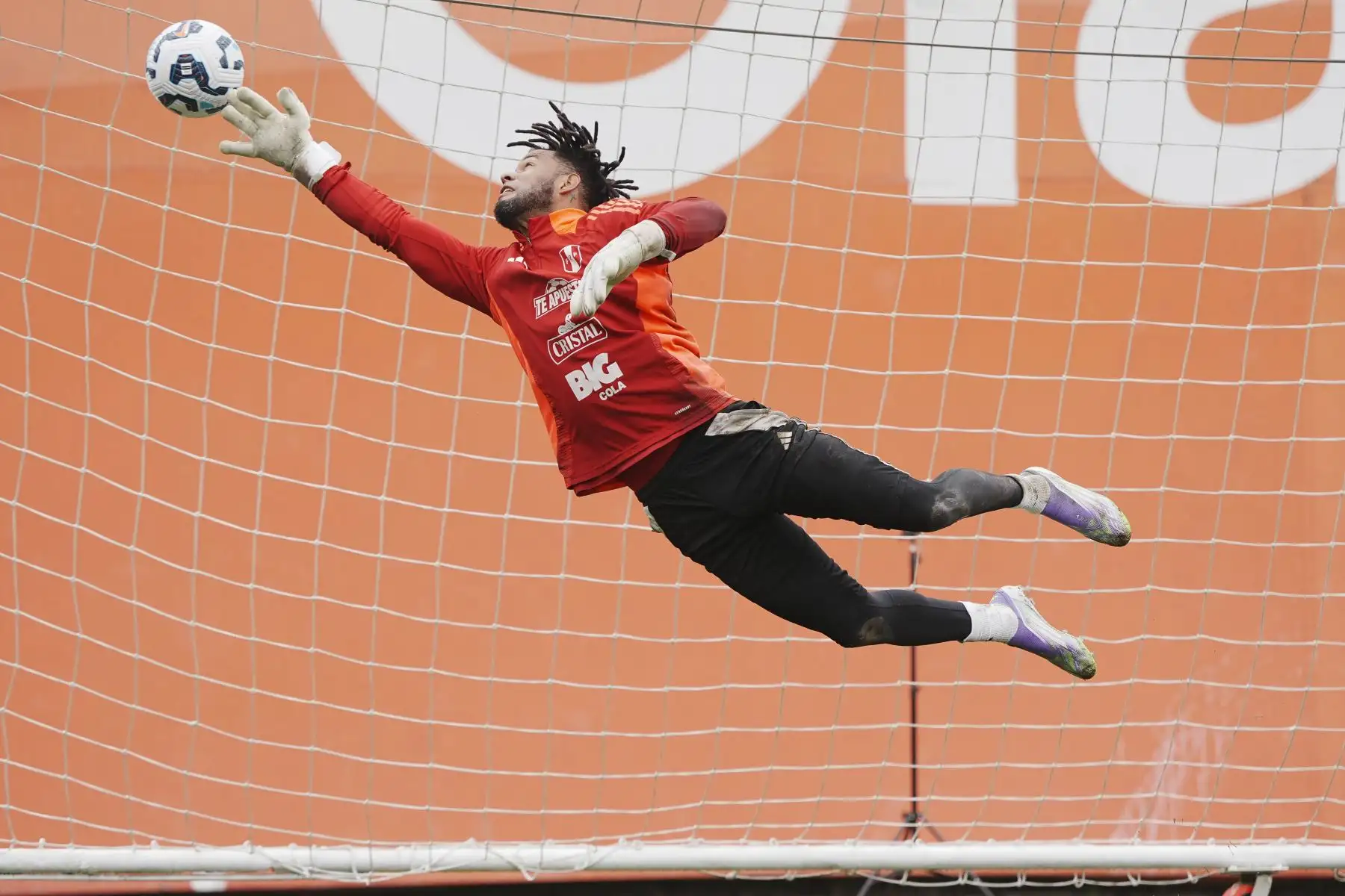 Hoy martes 26 de agosto de 2025, los jugadores de la Selección Peruana de Fútbol, dirigidos actualmente por Óscar Ibáñez, completaron un día más de entrenamientos con miras a sus próximos partidos contra las selecciones de Uruguay y Paraguay, por las Eliminatorias al Mundial de Fútbol 2026. Foto: FPF