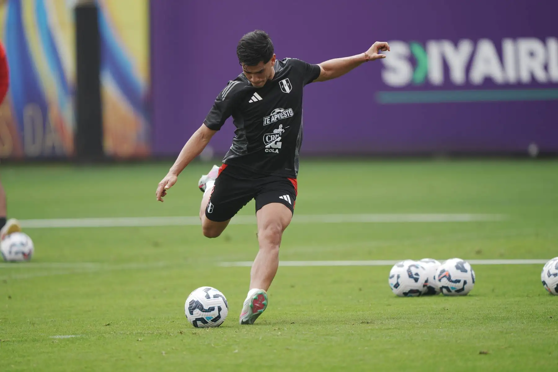 Hoy martes 26 de agosto de 2025, los jugadores de la Selección Peruana de Fútbol, dirigidos actualmente por Óscar Ibáñez, completaron un día más de entrenamientos con miras a sus próximos partidos contra las selecciones de Uruguay y Paraguay, por las Eliminatorias al Mundial de Fútbol 2026. Foto: FPF