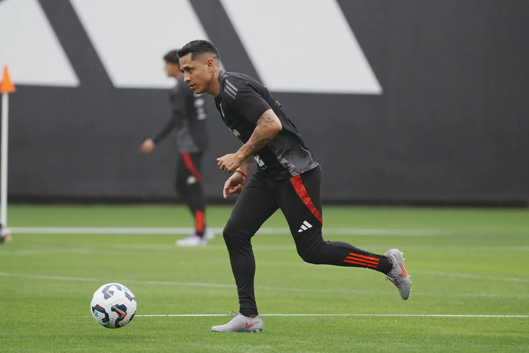 Hoy martes 26 de agosto de 2025, los jugadores de la Selección Peruana de Fútbol, dirigidos actualmente por Óscar Ibáñez, completaron un día más de entrenamientos con miras a sus próximos partidos contra las selecciones de Uruguay y Paraguay, por las Eliminatorias al Mundial de Fútbol 2026. Foto: FPF