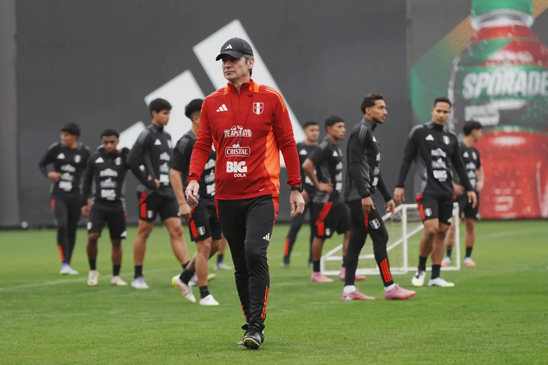 Hoy martes 26 de agosto de 2025, los jugadores de la Selección Peruana de Fútbol, dirigidos actualmente por Óscar Ibáñez, completaron un día más de entrenamientos con miras a sus próximos partidos contra las selecciones de Uruguay y Paraguay, por las Eliminatorias al Mundial de Fútbol 2026. Foto: FPF