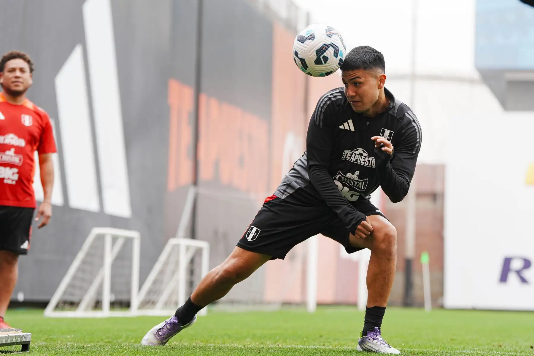 Hoy martes 26 de agosto de 2025, los jugadores de la Selección Peruana de Fútbol, dirigidos actualmente por Óscar Ibáñez, completaron un día más de entrenamientos con miras a sus próximos partidos contra las selecciones de Uruguay y Paraguay, por las Eliminatorias al Mundial de Fútbol 2026. Foto: FPF