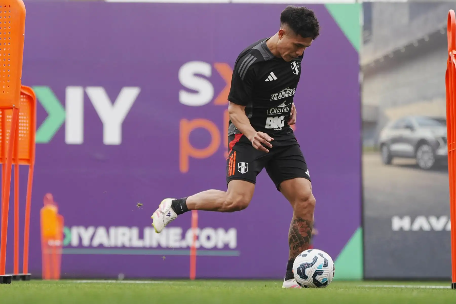Hoy martes 26 de agosto de 2025, los jugadores de la Selección Peruana de Fútbol, dirigidos actualmente por Óscar Ibáñez, completaron un día más de entrenamientos con miras a sus próximos partidos contra las selecciones de Uruguay y Paraguay, por las Eliminatorias al Mundial de Fútbol 2026. Foto: FPF