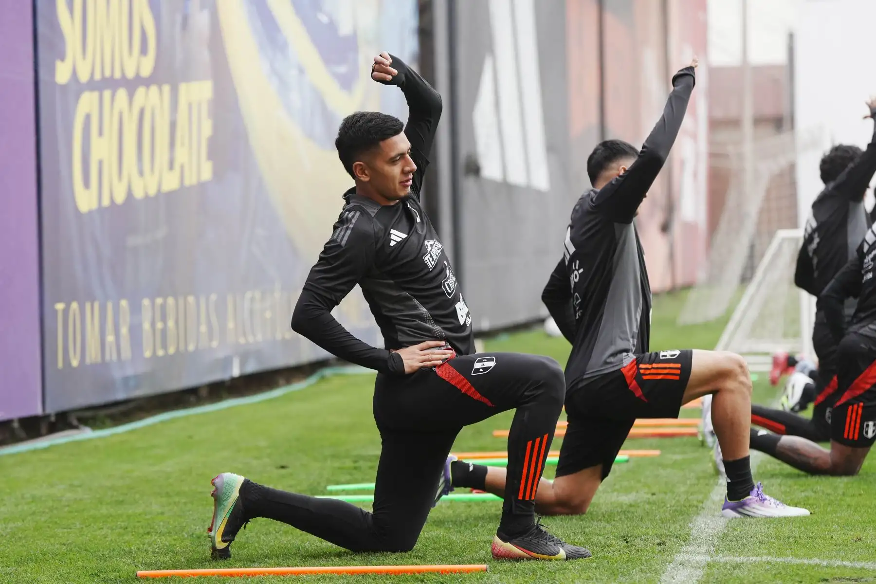 Hoy martes 26 de agosto de 2025, los jugadores de la Selección Peruana de Fútbol, dirigidos actualmente por Óscar Ibáñez, completaron un día más de entrenamientos con miras a sus próximos partidos contra las selecciones de Uruguay y Paraguay, por las Eliminatorias al Mundial de Fútbol 2026. Foto: FPF