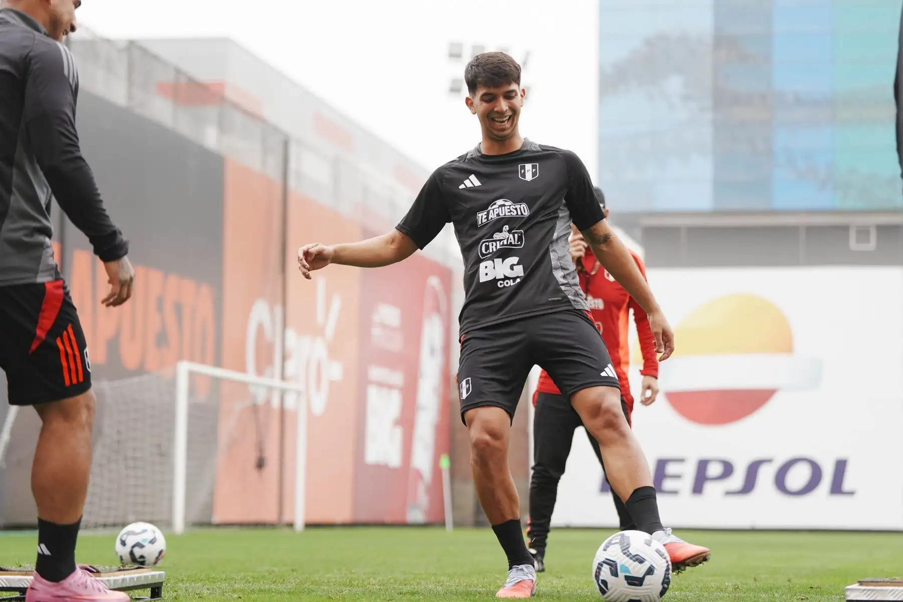 Hoy martes 26 de agosto de 2025, los jugadores de la Selección Peruana de Fútbol, dirigidos actualmente por Óscar Ibáñez, completaron un día más de entrenamientos con miras a sus próximos partidos contra las selecciones de Uruguay y Paraguay, por las Eliminatorias al Mundial de Fútbol 2026. Foto: FPF