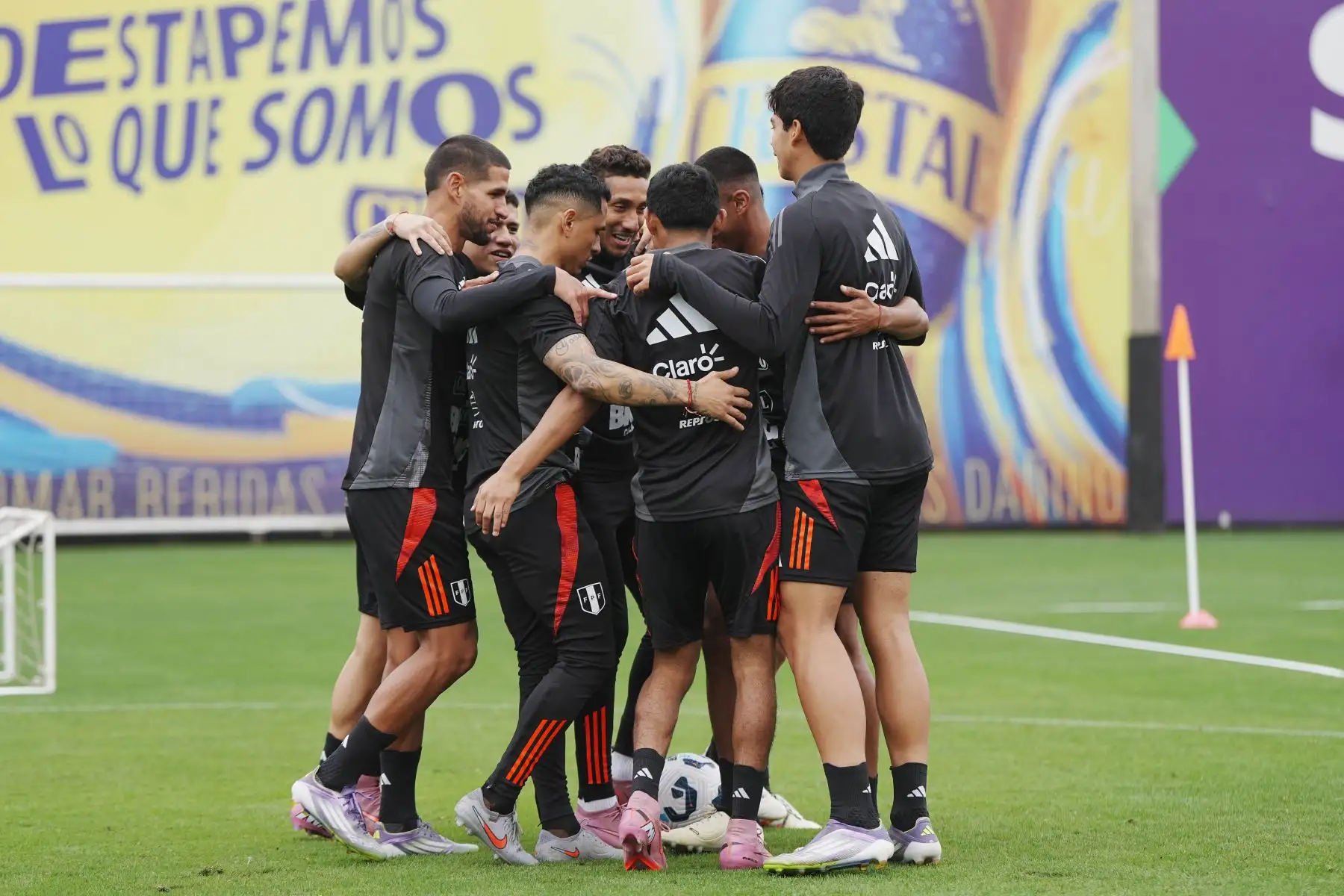 Hoy martes 26 de agosto de 2025, los jugadores de la Selección Peruana de Fútbol, dirigidos actualmente por Óscar Ibáñez, completaron un día más de entrenamientos con miras a sus próximos partidos contra las selecciones de Uruguay y Paraguay, por las Eliminatorias al Mundial de Fútbol 2026. Foto: FPF