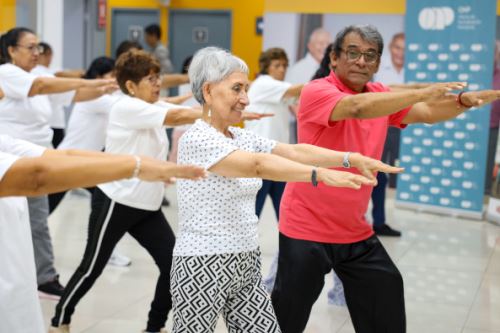 ONP impulsa envejecimiento activo de sus pensionistas con talleres gratuitos de yoga, tecnología y lectura.