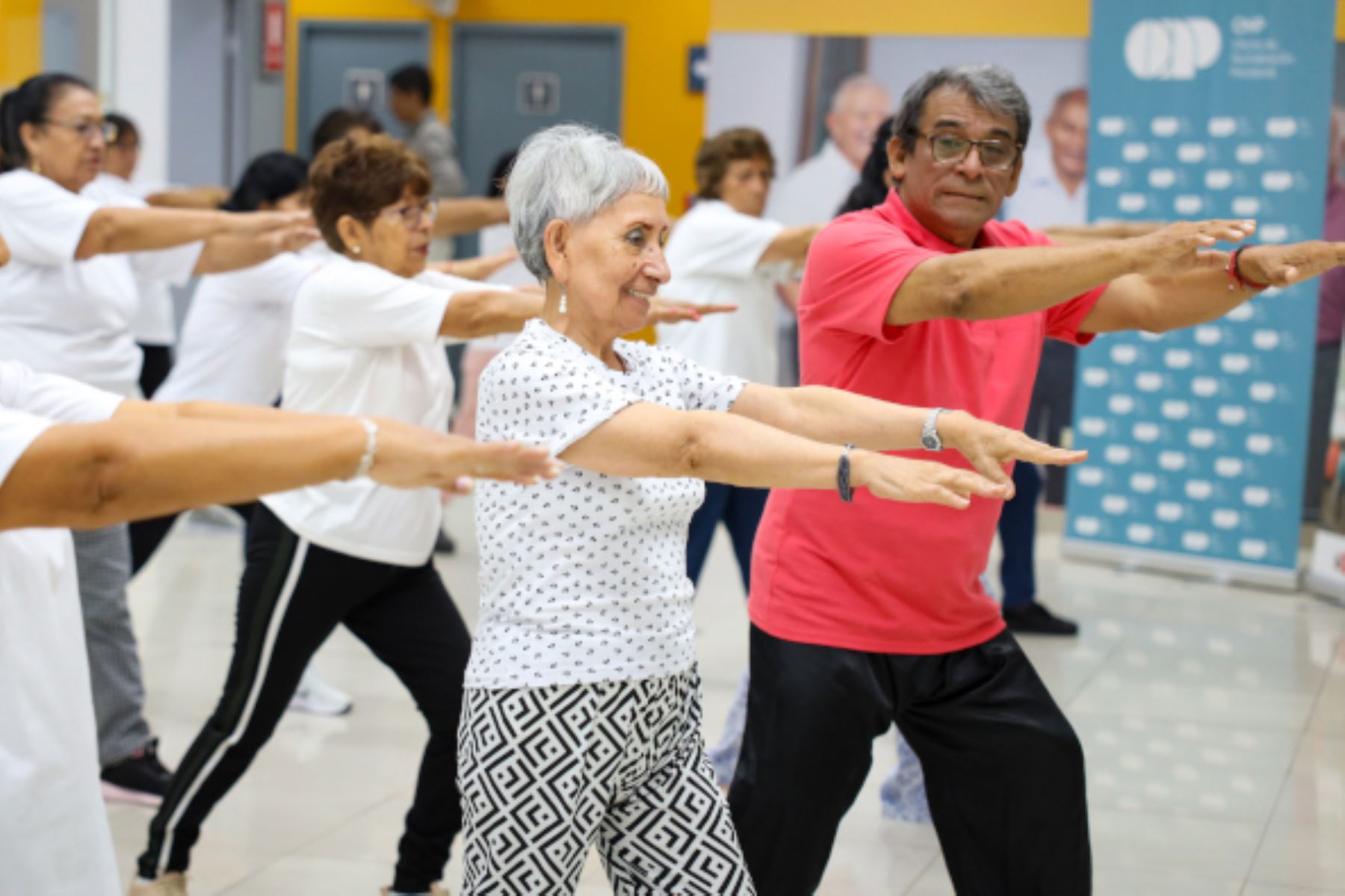 ONP impulsa envejecimiento activo de sus pensionistas con talleres gratuitos de yoga, tecnología y lectura.