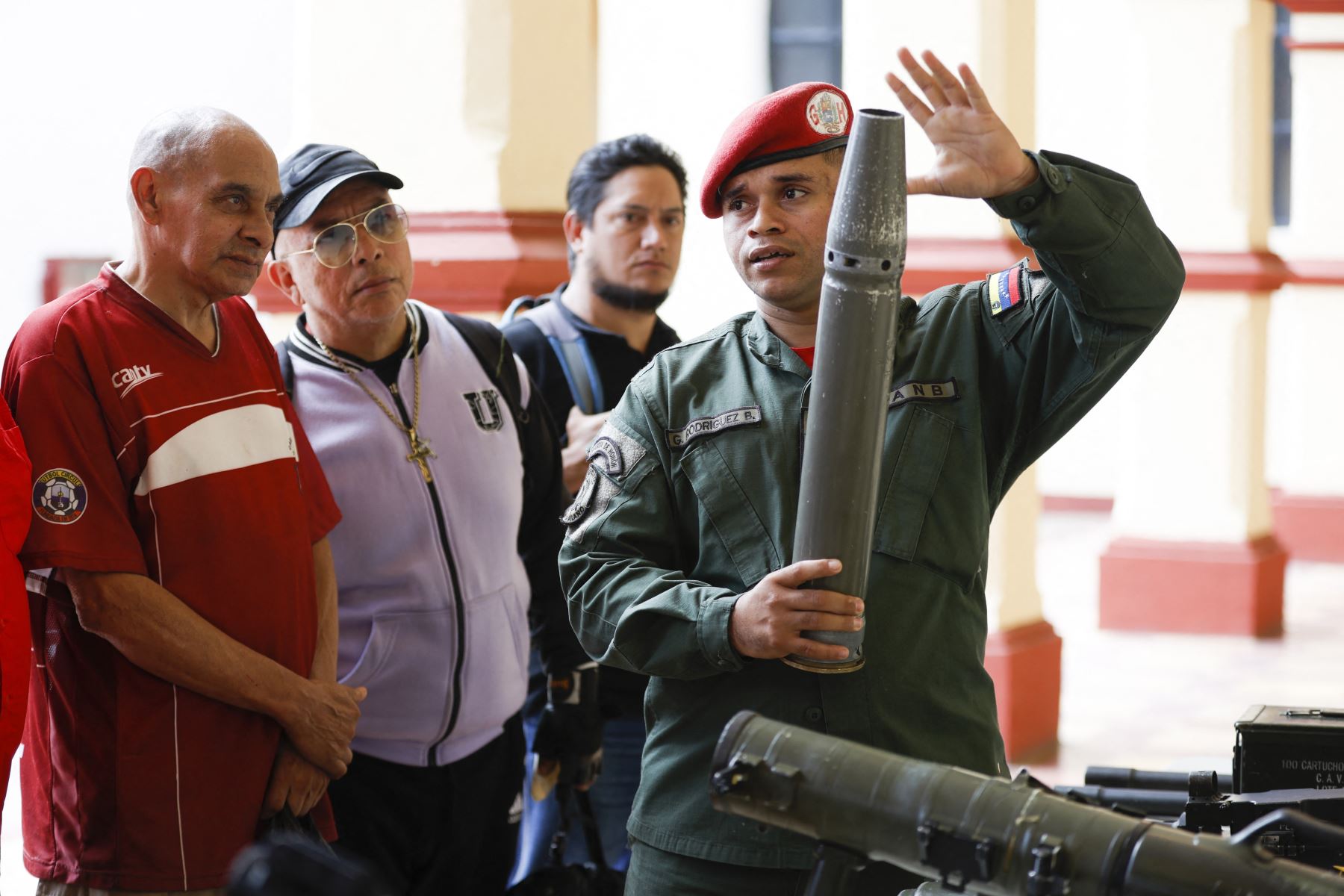 Un militar explica el funcionamiento de armas a un grupo de civiles en Caracas. Miles de personas se alistaron en Venezuela en los últimos días. Foto: AFP.