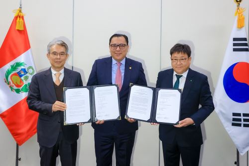 El ministro de la Producción, Sergio González (centro), muestra el memorando de entendimiento firmado con HD Hyundai Heavy Industries para impulsar la industria naval. Foto: Cortesía.