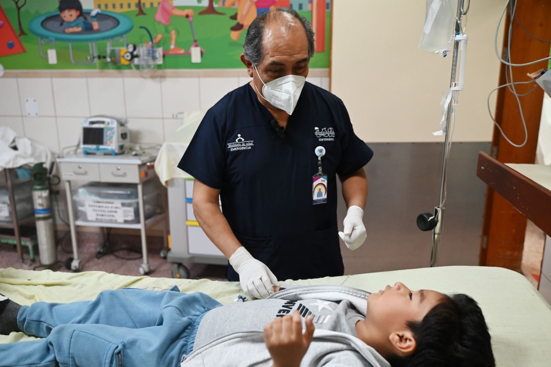 Una experiencia que recuerda, en el 2017, cuando un niño de Pichanaqui llegó intoxicado tras el contacto con una oruga venenosa. En coordinación con especialistas de Brasil, lograron traer la vacuna en menos de 24 horas y le salvaron la vida. “Hasta le celebramos su cumpleaños en el hospital. Ese día fuimos más que equipo médico, fuimos familia”, recuerda. Foto: INSN Breña