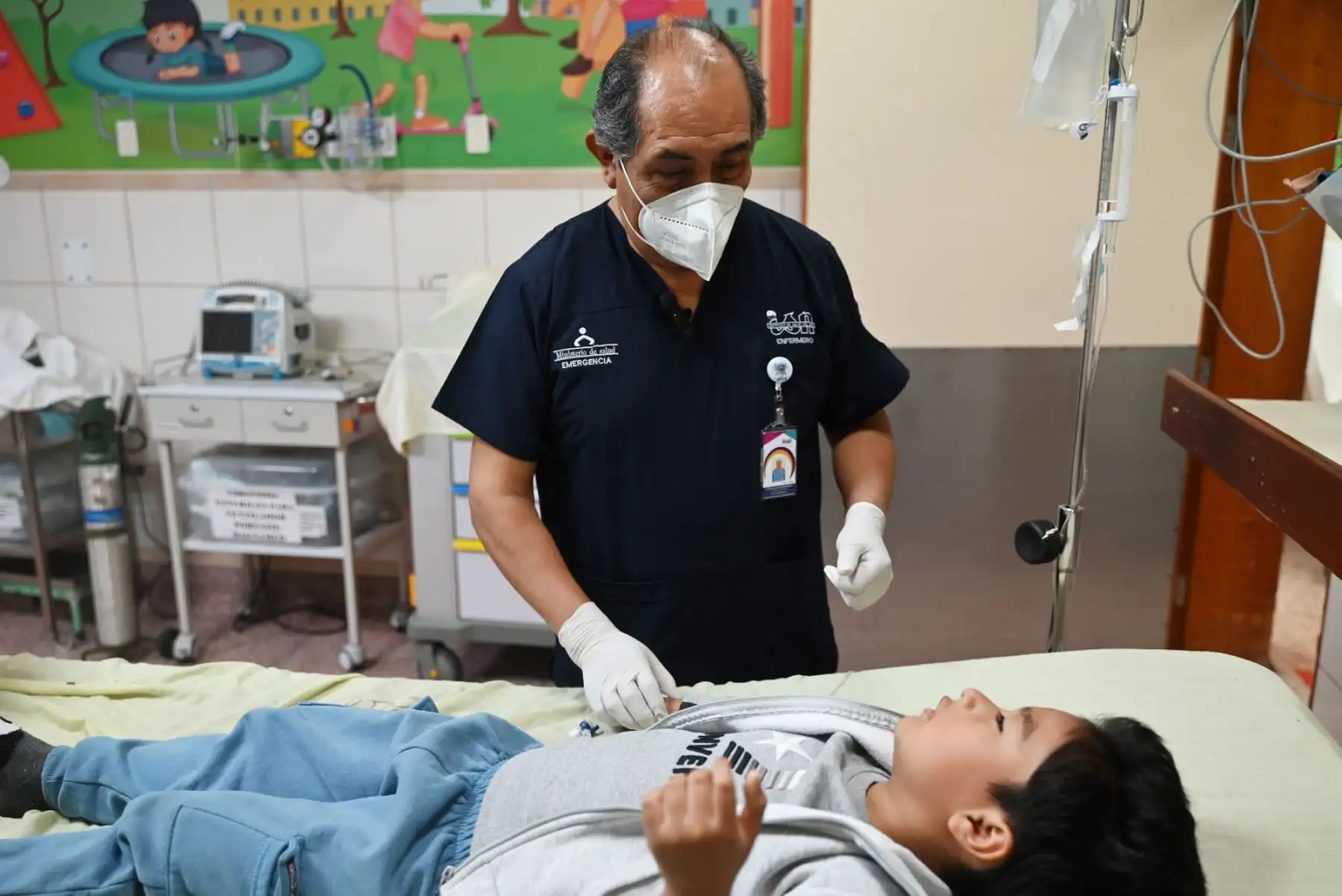 Una experiencia que recuerda, en el 2017, cuando un niño de Pichanaqui llegó intoxicado tras el contacto con una oruga venenosa. En coordinación con especialistas de Brasil, lograron traer la vacuna en menos de 24 horas y le salvaron la vida. “Hasta le celebramos su cumpleaños en el hospital. Ese día fuimos más que equipo médico, fuimos familia”, recuerda. Foto: INSN Breña