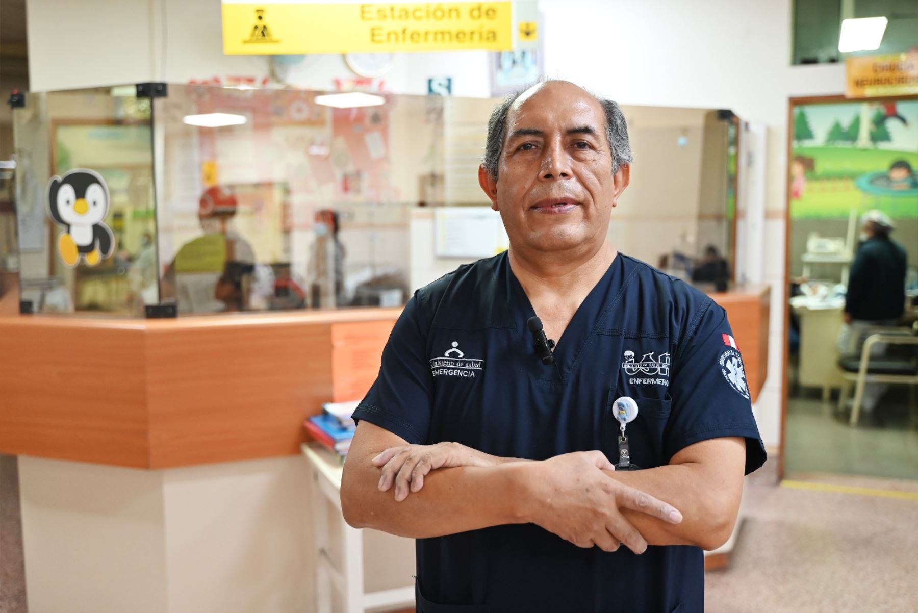 Desde hace 35 años, el rostro sereno del licenciado Antonio Gutiérrez Montes recibe a miles de niños y adolescentes en el Servicio de Emergencias. Nacido en Huancayo, se formó en la Universidad San Martín de Porres y, aunque trabajó en el Ministerio de Defensa, la pediatría lo esperaba.  
Foto: INSN Breña