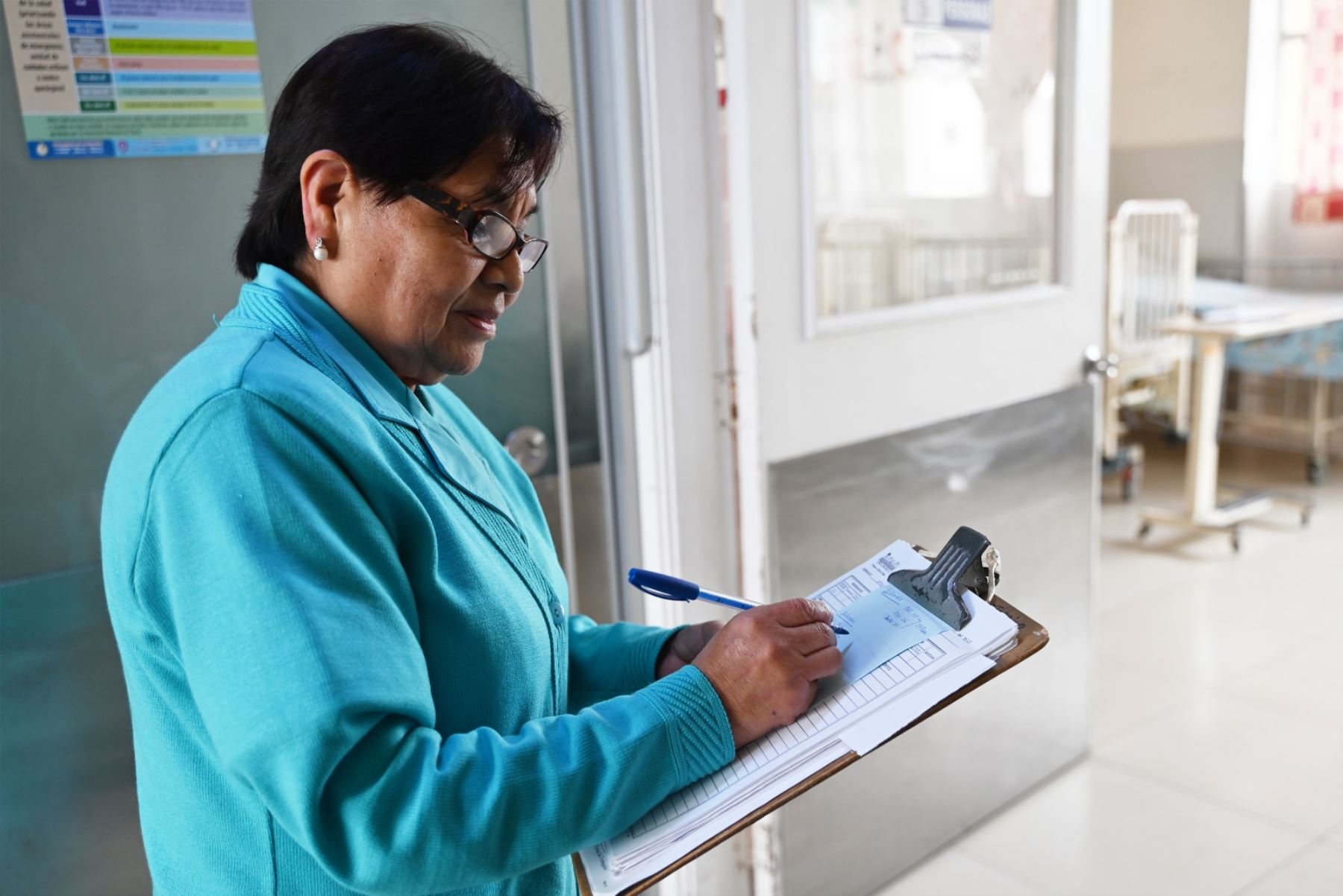 A pocos meses de culminar su vida asistencial, confiesa que lo más grande que aprendió no está solo en la técnica: “Ser enfermera es ser más humana, cercana al niño y su familia. Lo que nos hace grandes es la empatía”. Foto: INSN Breña