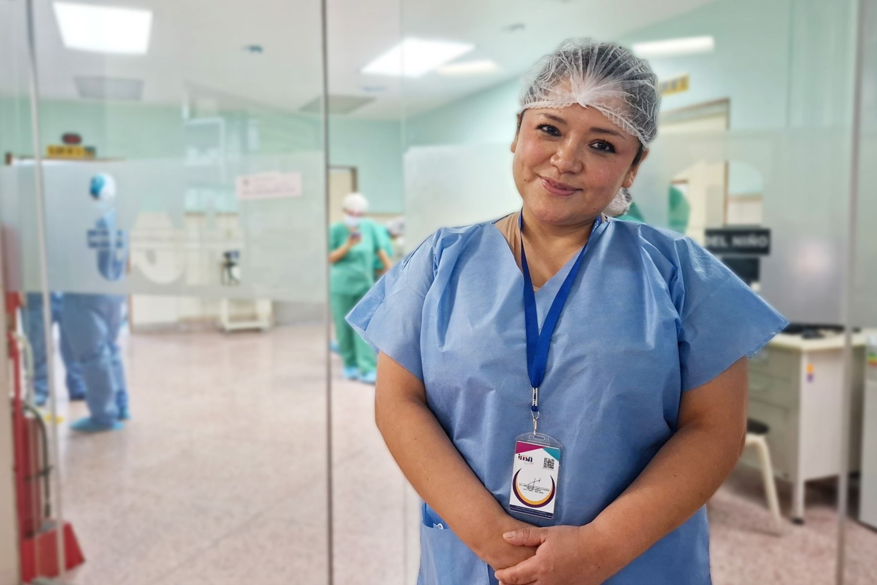 Desde abril, la licenciada Magaly Paz Cuéllar dirige al equipo de más de 70 enfermeras del Centro Quirúrgico del INSN Breña. “En la sala de recuperación damos cariño y atención maternal. El llanto también comunica”, explica. Aún guarda en el corazón la frase de un niño que le dijo: “Usted es como mi mamá”. Foto: INSN Breña