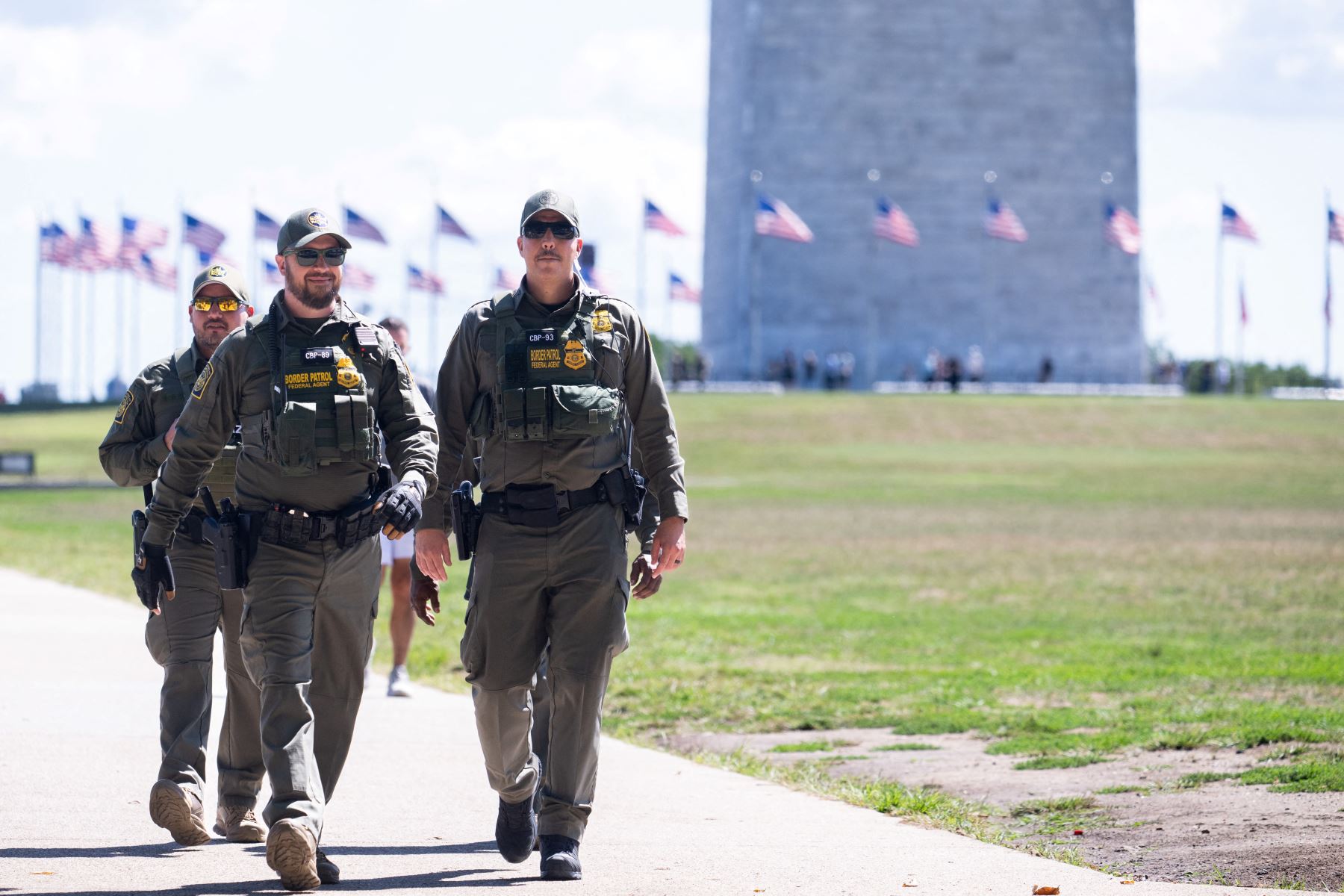 Agentes de la Patrulla Fronteriza de Estados Unidos patrullan el National Mall cerca del Monumento a Washington en Washington, DC. Foto: AFP