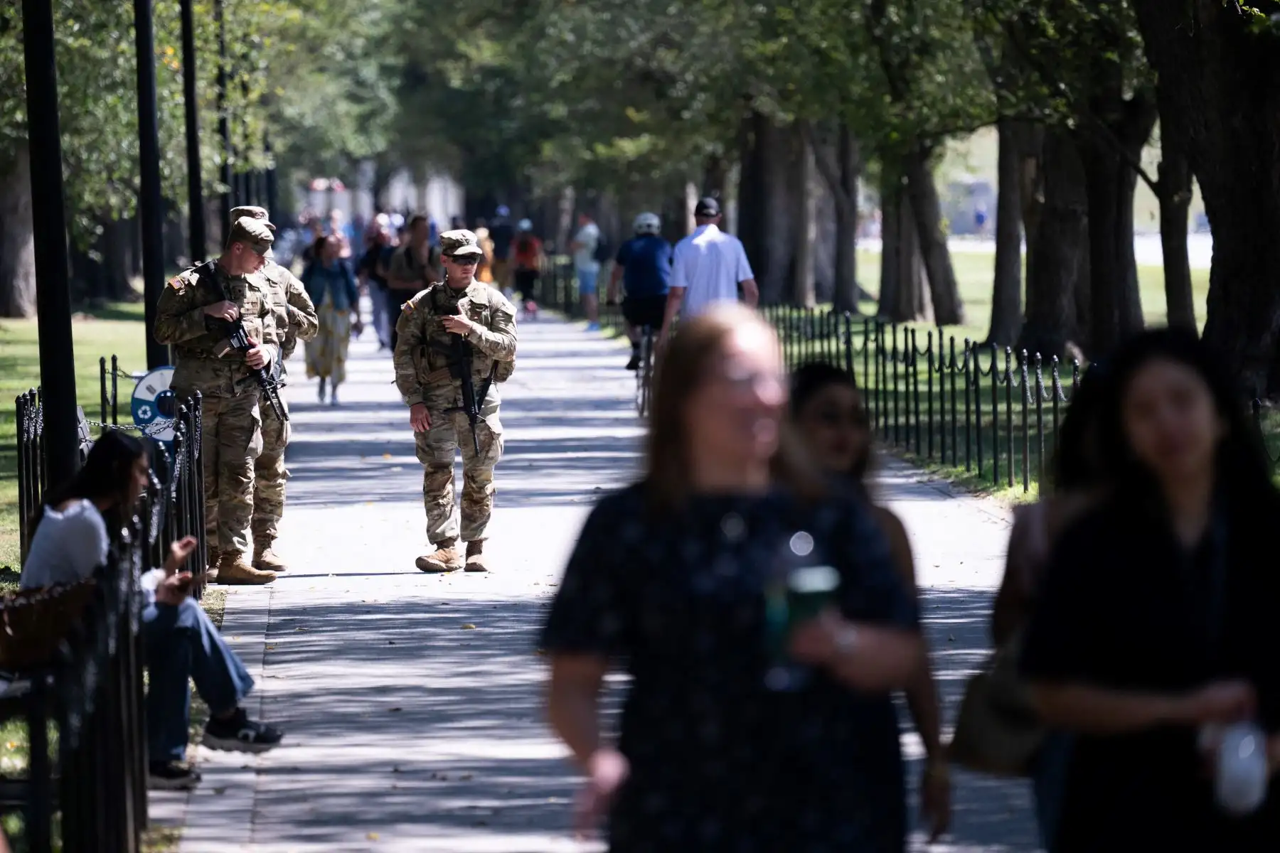 Miembros armados de la Guardia Nacional patrullan la Explanada Nacional, cerca del Monumento a Lincoln, en Washington, D. C. AFP