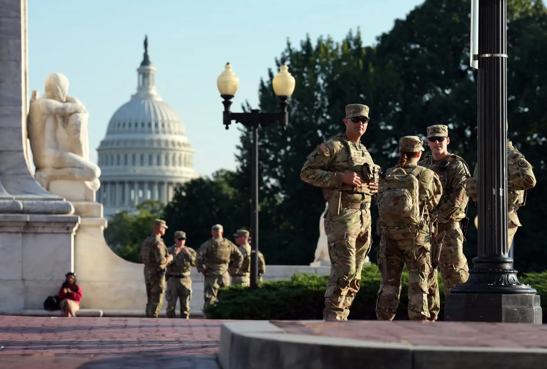 El presidente estadounidense, Donald Trump, anunció el 25 de agosto nuevas medidas para reforzar la seguridad en Washington, ordenando al secretario de Defensa, Pete Hegseth, establecer una unidad especializada en orden público dentro de la Guardia Nacional de Washington y poniendo fin a la fianza sin efectivo.  AFP