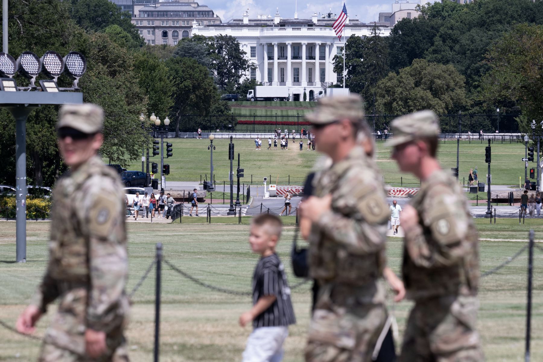 Miembros de la Guardia Nacional patrullan el National Mall, cerca de la Casa Blanca en Washington, DC. AFP