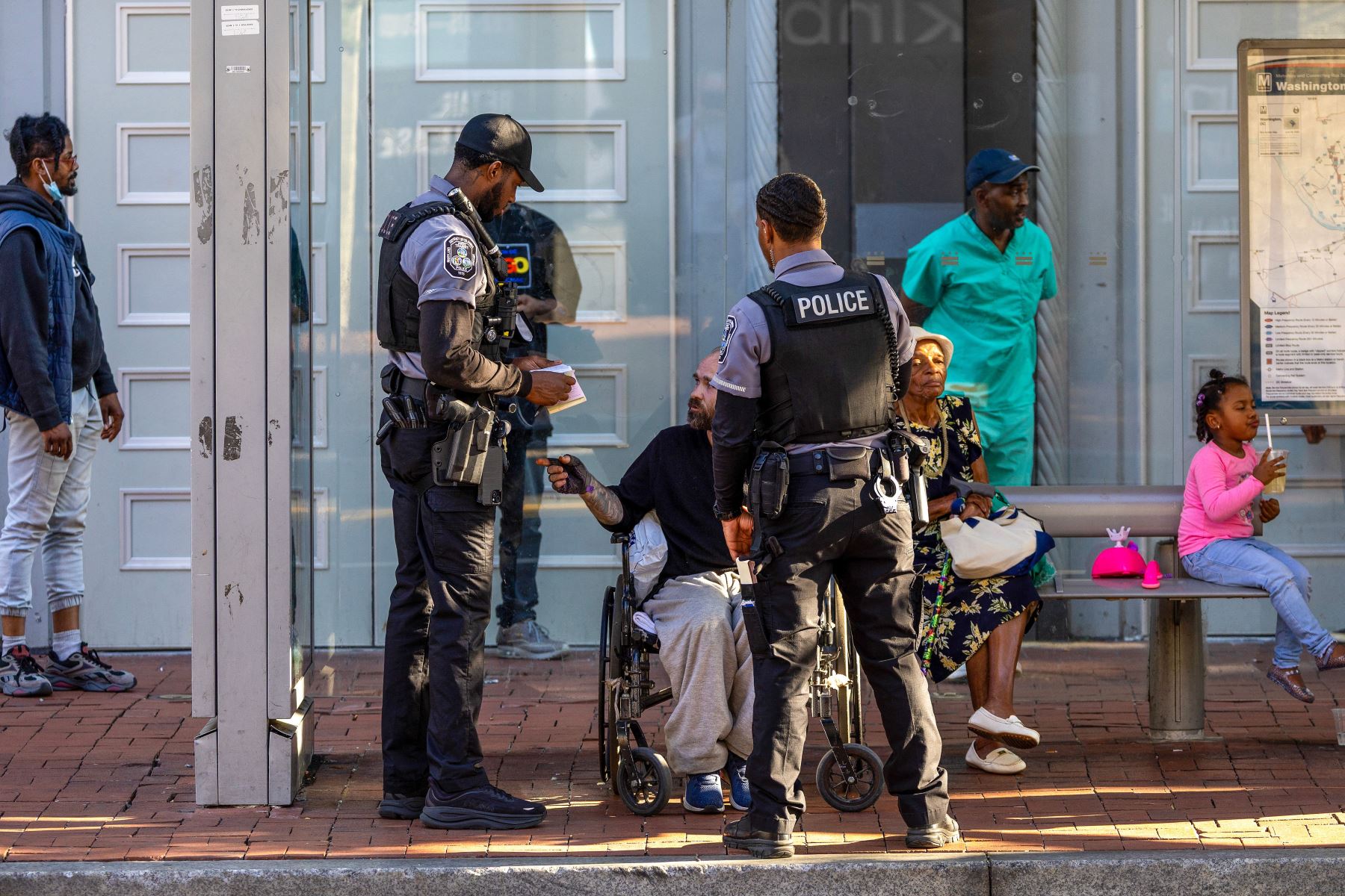 La Policía de Tránsito del Metro de Washington DC y la Policía de Parques de EE. UU. emiten multas a presuntos evasores de tarifas de transporte en Chinatown. AFP
