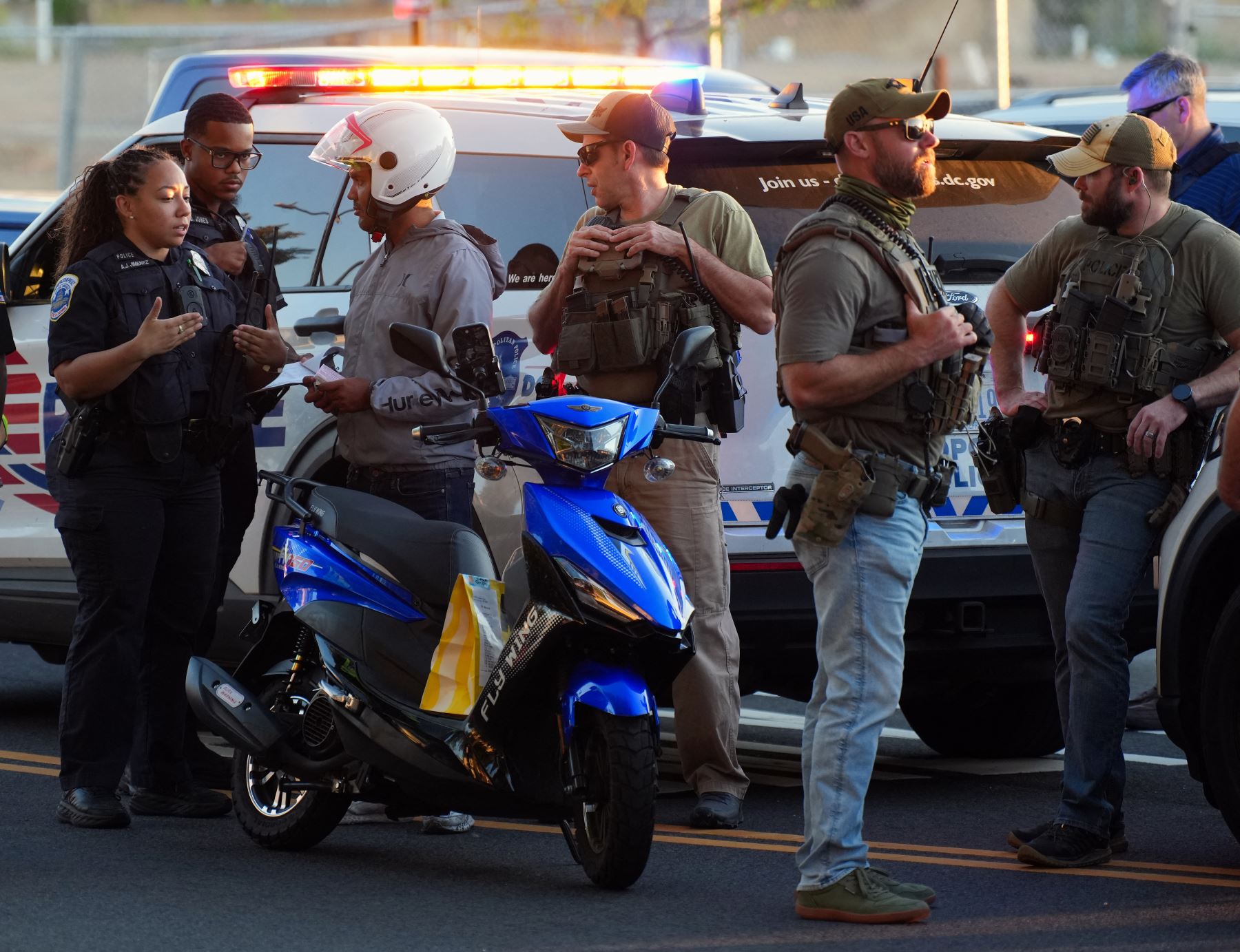 Oficiales del Departamento de Policía Metropolitana trabajan junto con oficiales de Investigaciones de Seguridad Nacional (HSI), el brazo de investigación del Departamento de Seguridad Nacional de los EE. UU. (DHS), en un puesto de control en North Capitol Street  en Washington, DC. AFP