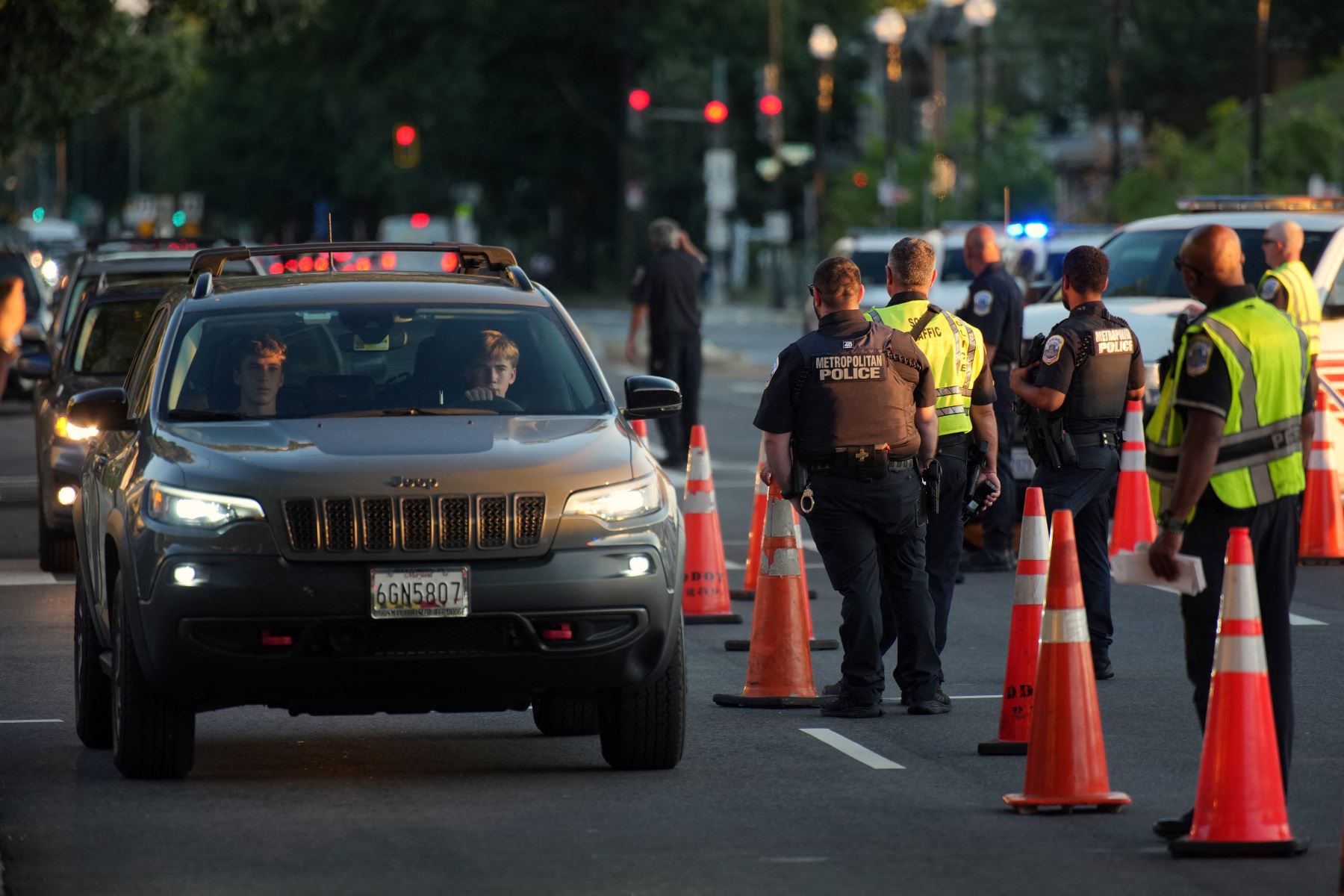 Oficiales del Departamento de Policía Metropolitana trabajan junto con oficiales de Investigaciones de Seguridad Nacional (HSI), el brazo de investigación del Departamento de Seguridad Nacional de los EE. UU. (DHS), en un puesto de control en North Capitol Street  en Washington, DC. AFP