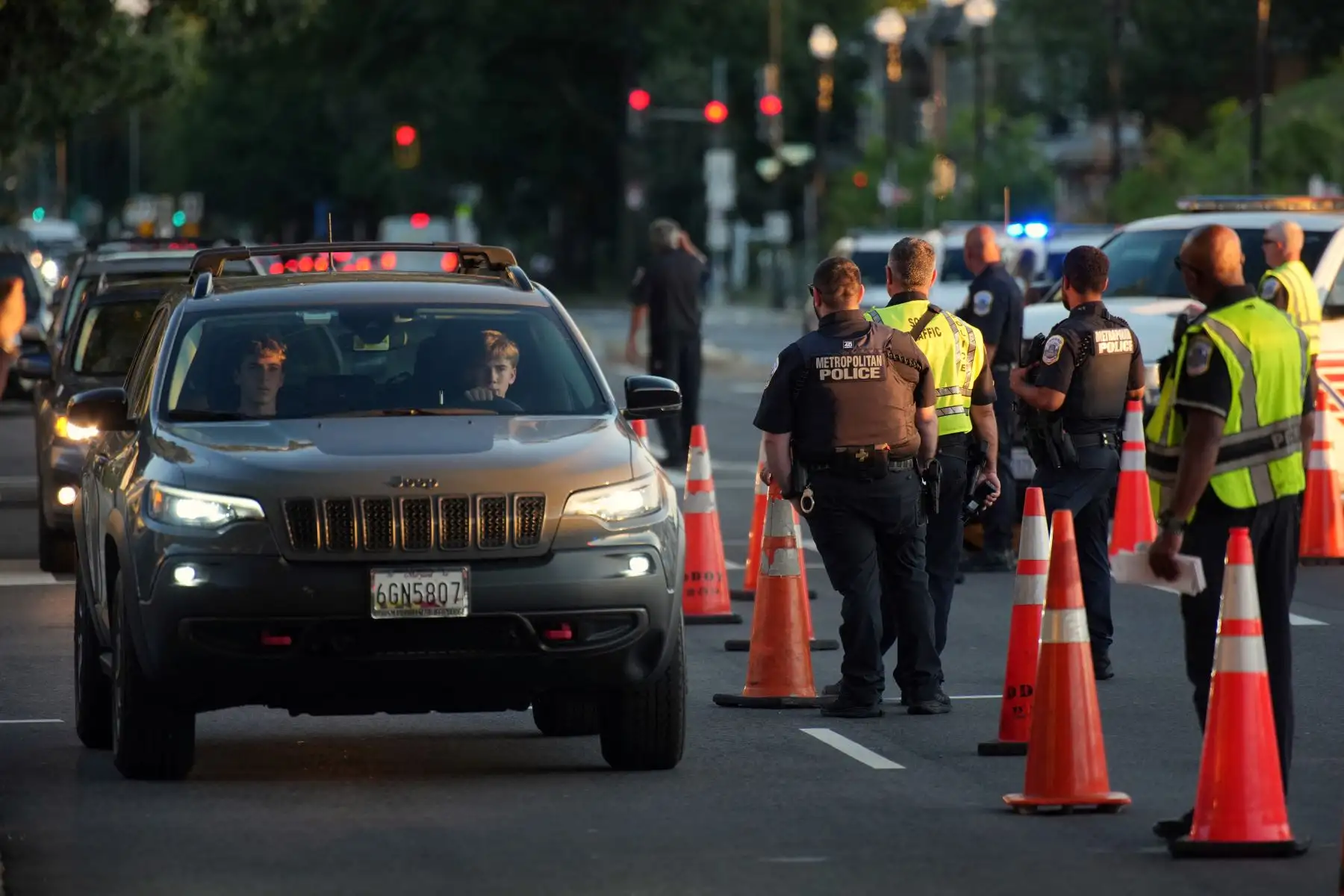 Oficiales del Departamento de Policía Metropolitana trabajan junto con oficiales de Investigaciones de Seguridad Nacional (HSI), el brazo de investigación del Departamento de Seguridad Nacional de los EE. UU. (DHS), en un puesto de control en North Capitol Street  en Washington, DC. AFP